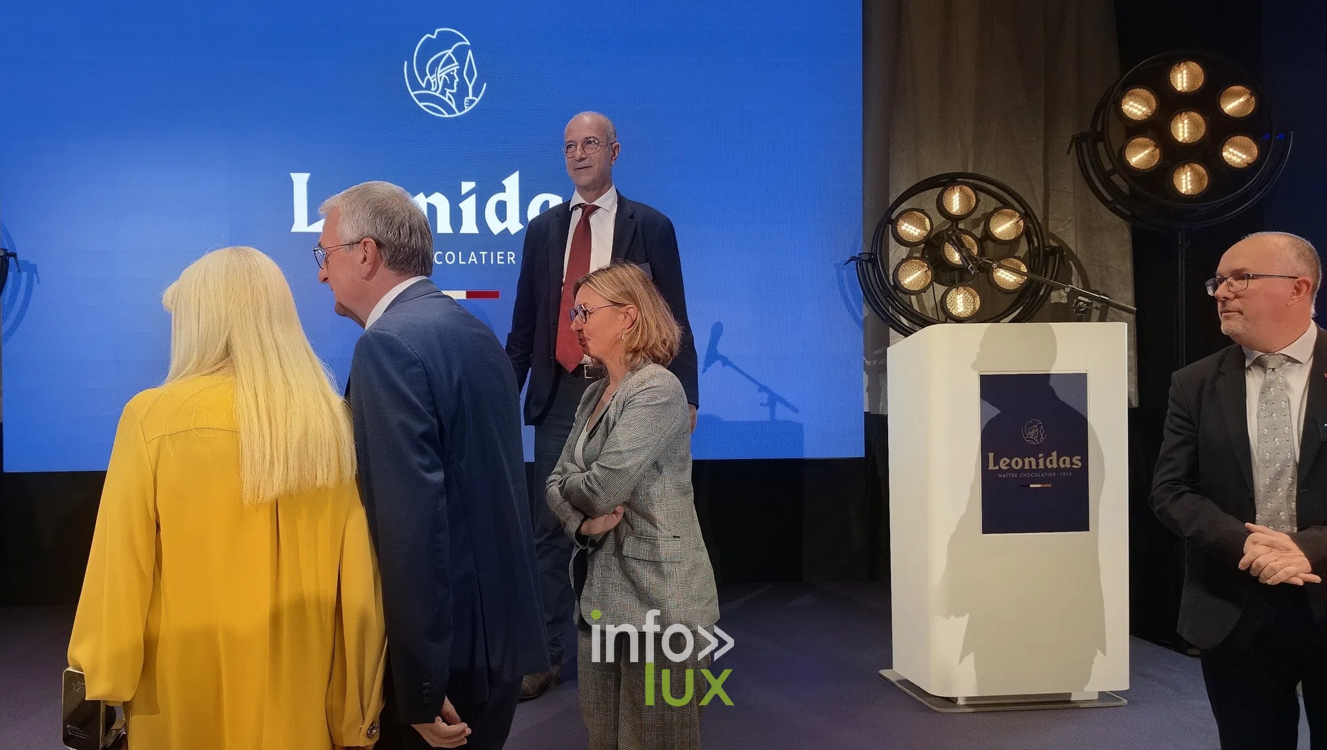 Les officiels près du pupitre, avant les discours, inauguration du nouveau site Leonidas à Nivelles, 15 octobre 2026 (photo Karolyn Delisé-Hanse)