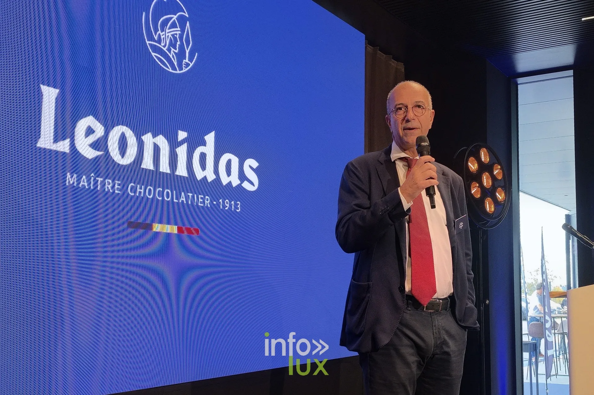 Une prise de parole devant l’écran Leonidas, inauguration du nouveau site Leonidas à Nivelles, 15 octobre 2026 (photo Karolyn Delisé-Hanse)