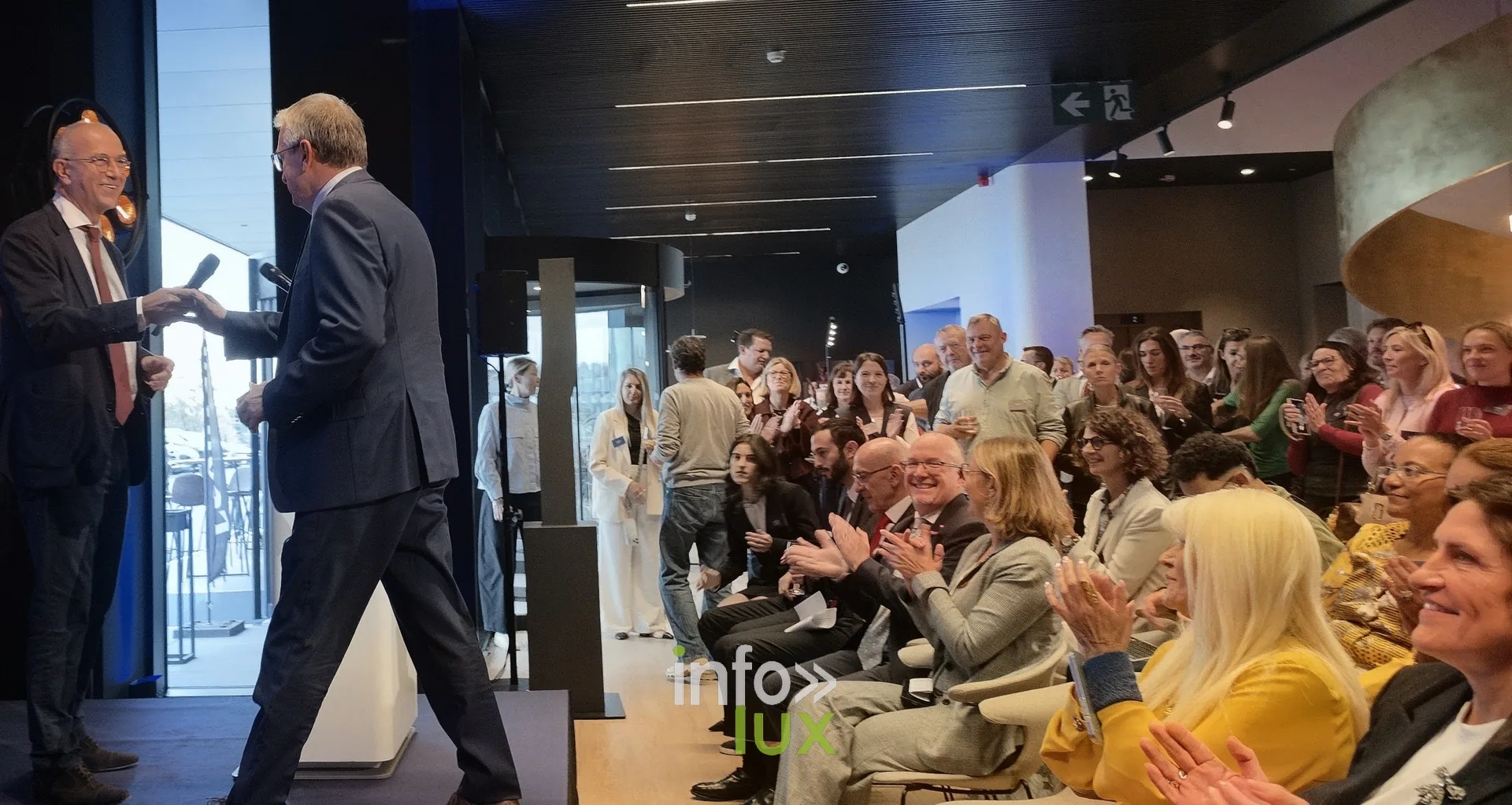 Applaudissements pendant la partie officielle, inauguration du nouveau site Leonidas à Nivelles, 15 octobre 2026 (photo Karolyn Delisé-Hanse) — photo modifiée par ia