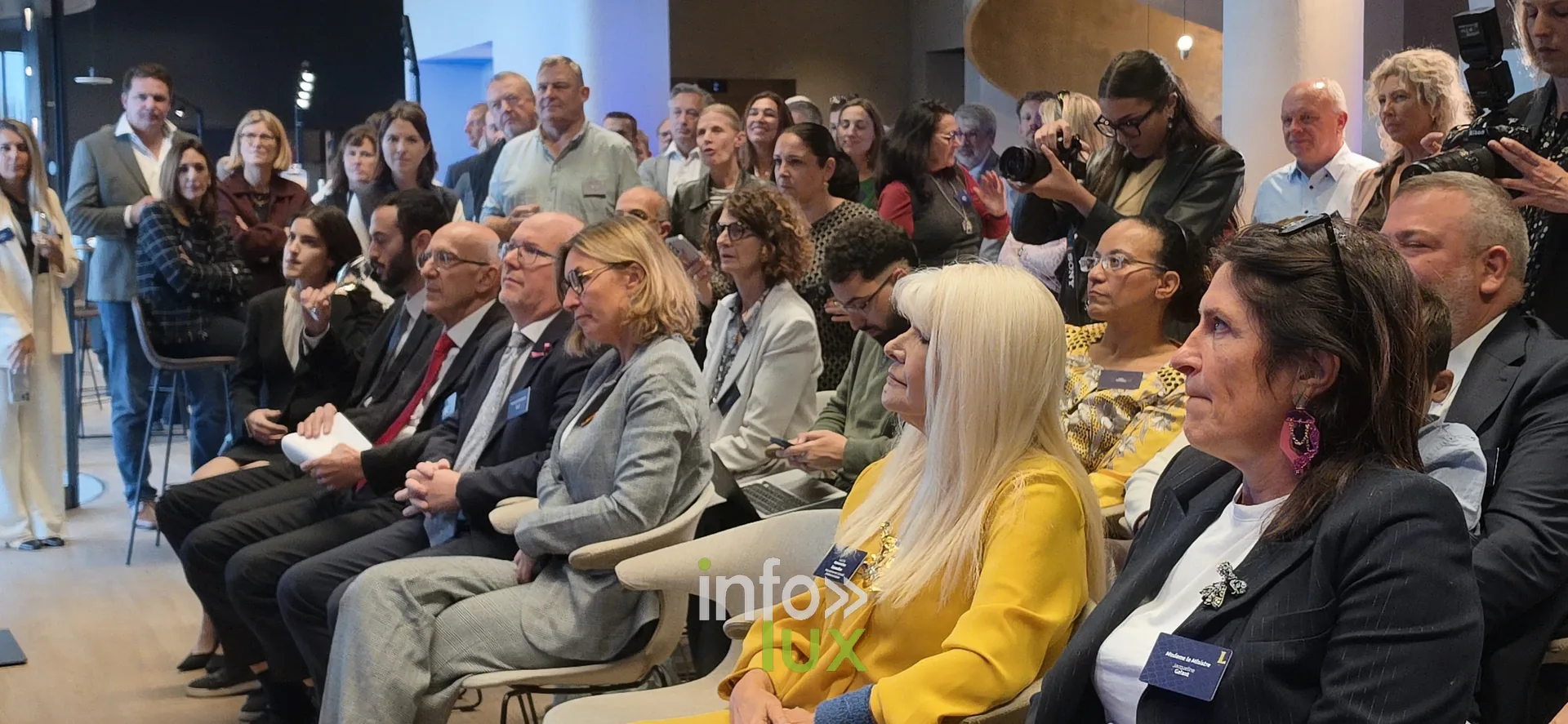 Le public de la partie officielle, inauguration du nouveau site Leonidas à Nivelles, 15 octobre 2026 (photo Karolyn Delisé-Hanse) — photo modifiée par ia