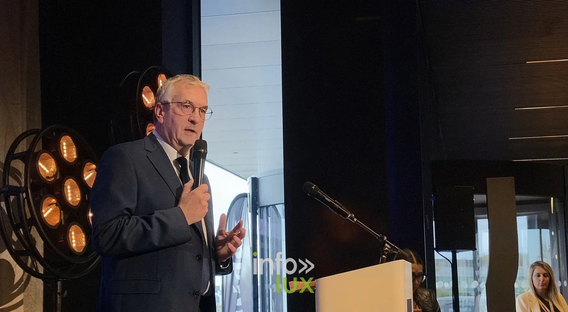 Un discours lors de la partie officielle, inauguration du nouveau site Leonidas à Nivelles, 15 octobre 2026 (photo Karolyn Delisé-Hanse) — photo modifiée par ia