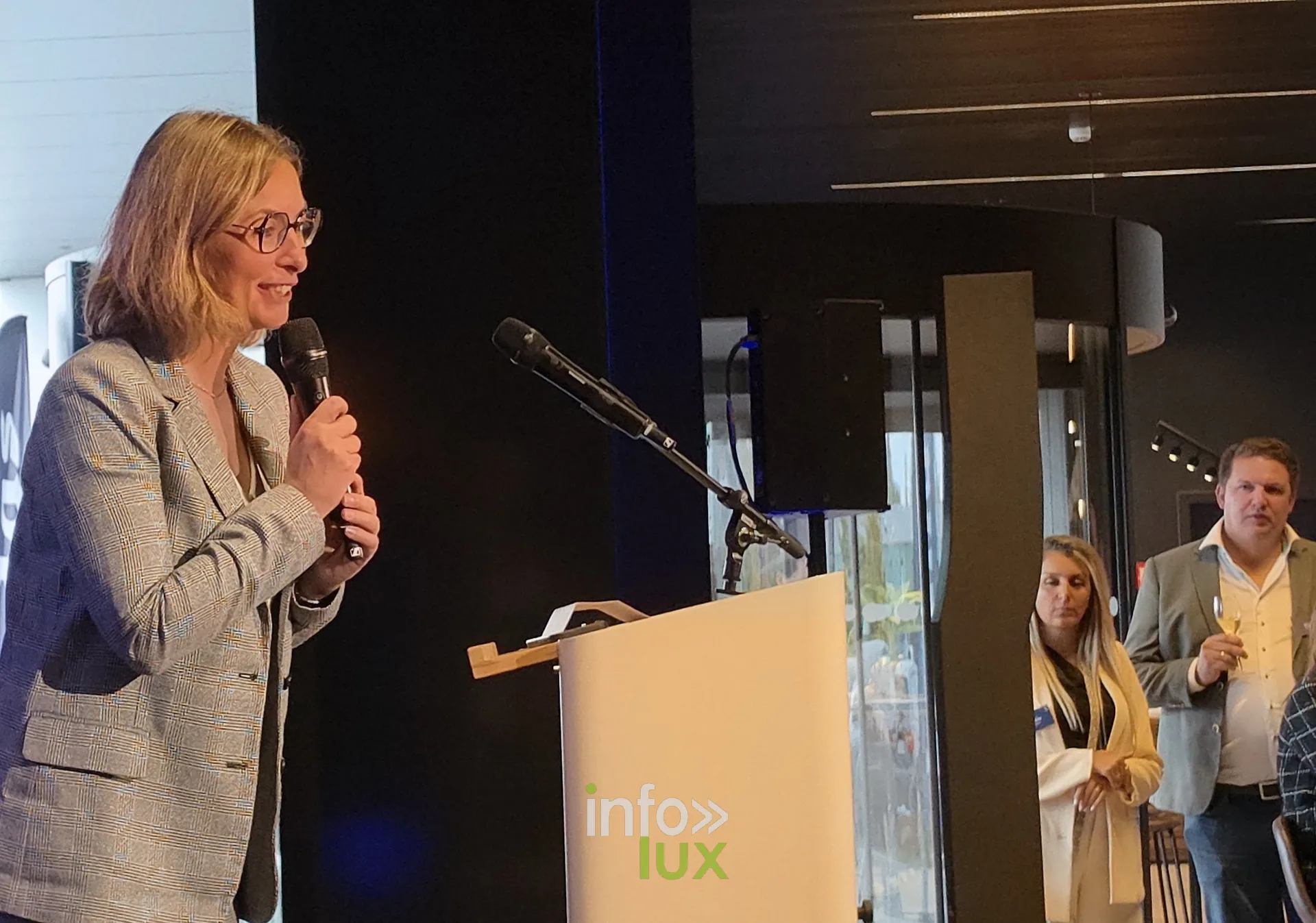 Une prise de parole au micro, inauguration du nouveau site Leonidas à Nivelles, 15 octobre 2026 (photo Karolyn Delisé-Hanse) — photo modifiée par ia