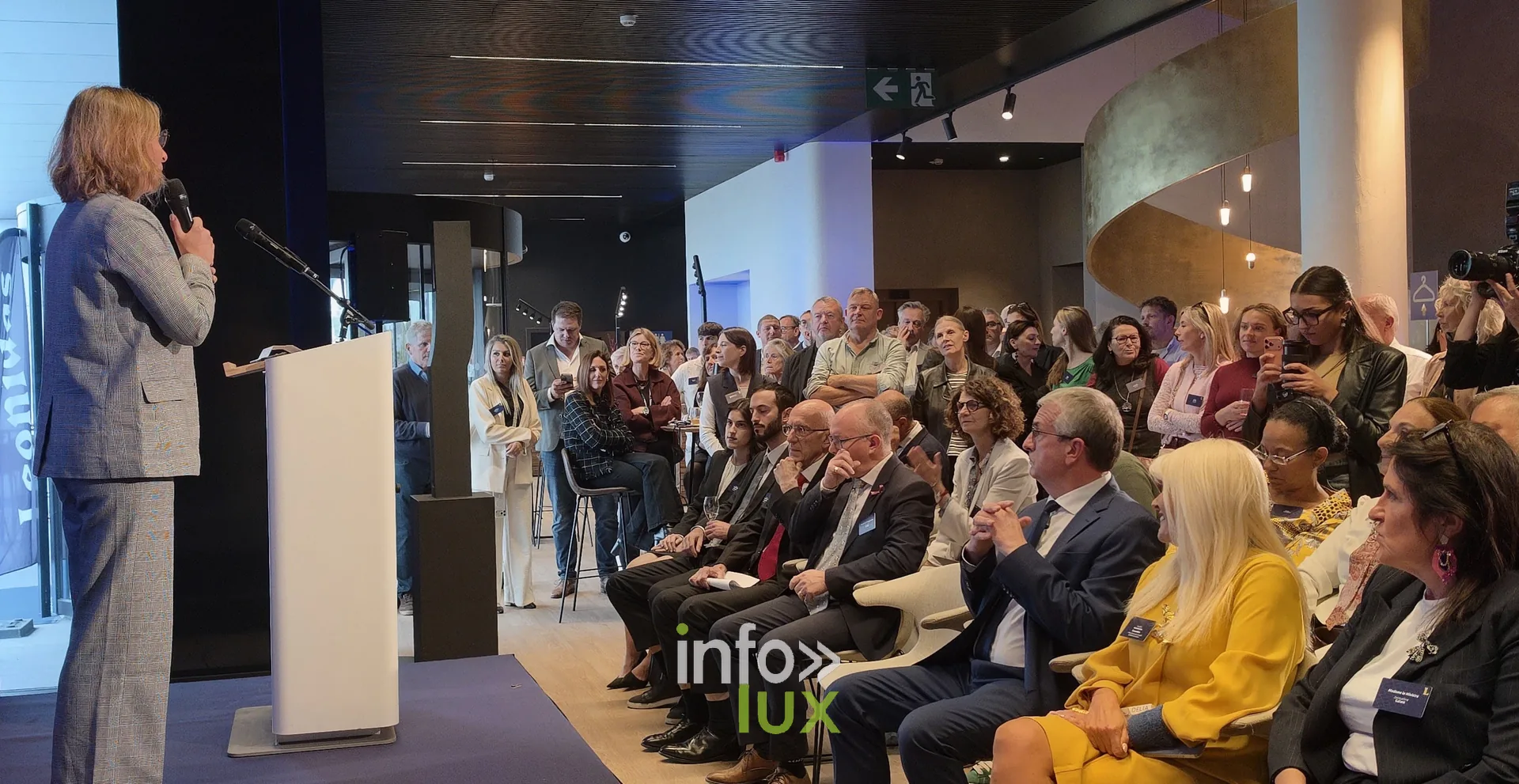 Une prise de parole au pupitre, face aux invités, inauguration du nouveau site Leonidas à Nivelles, 15 octobre 2026 (photo Karolyn Delisé-Hanse) — photo modifiée par ia