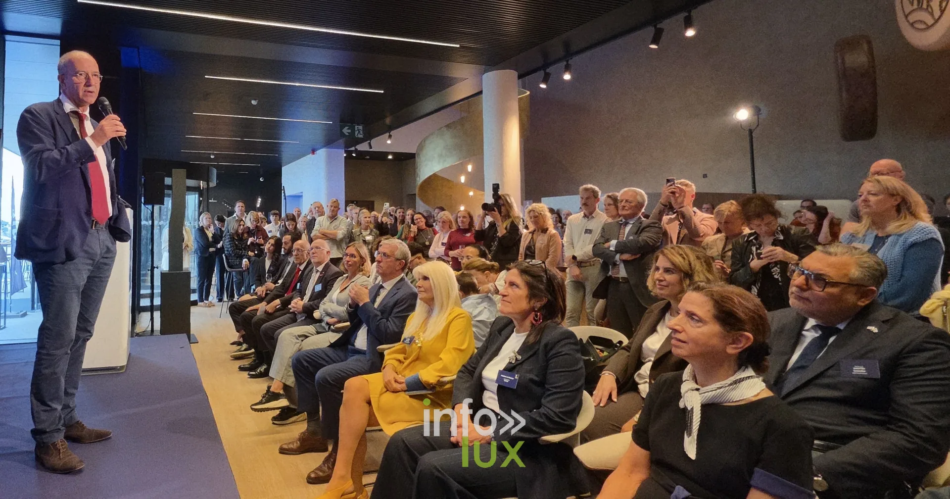 Un discours devant les invités, inauguration du nouveau site Leonidas à Nivelles, 15 octobre 2026 (photo Karolyn Delisé-Hanse) — photo modifiée par ia