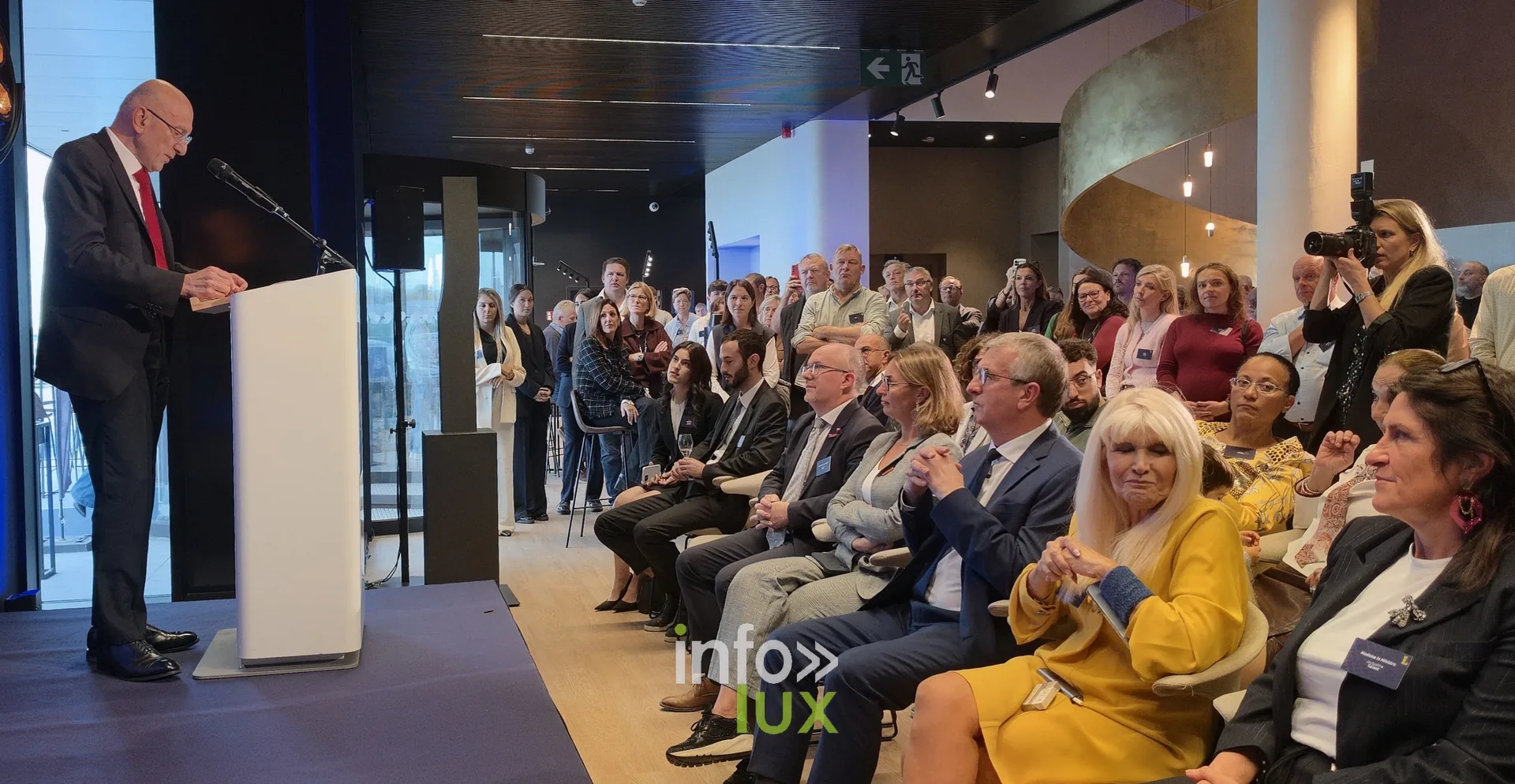 Un discours au pupitre, inauguration du nouveau site Leonidas à Nivelles, 15 octobre 2026 (photo Karolyn Delisé-Hanse) — photo modifiée par ia