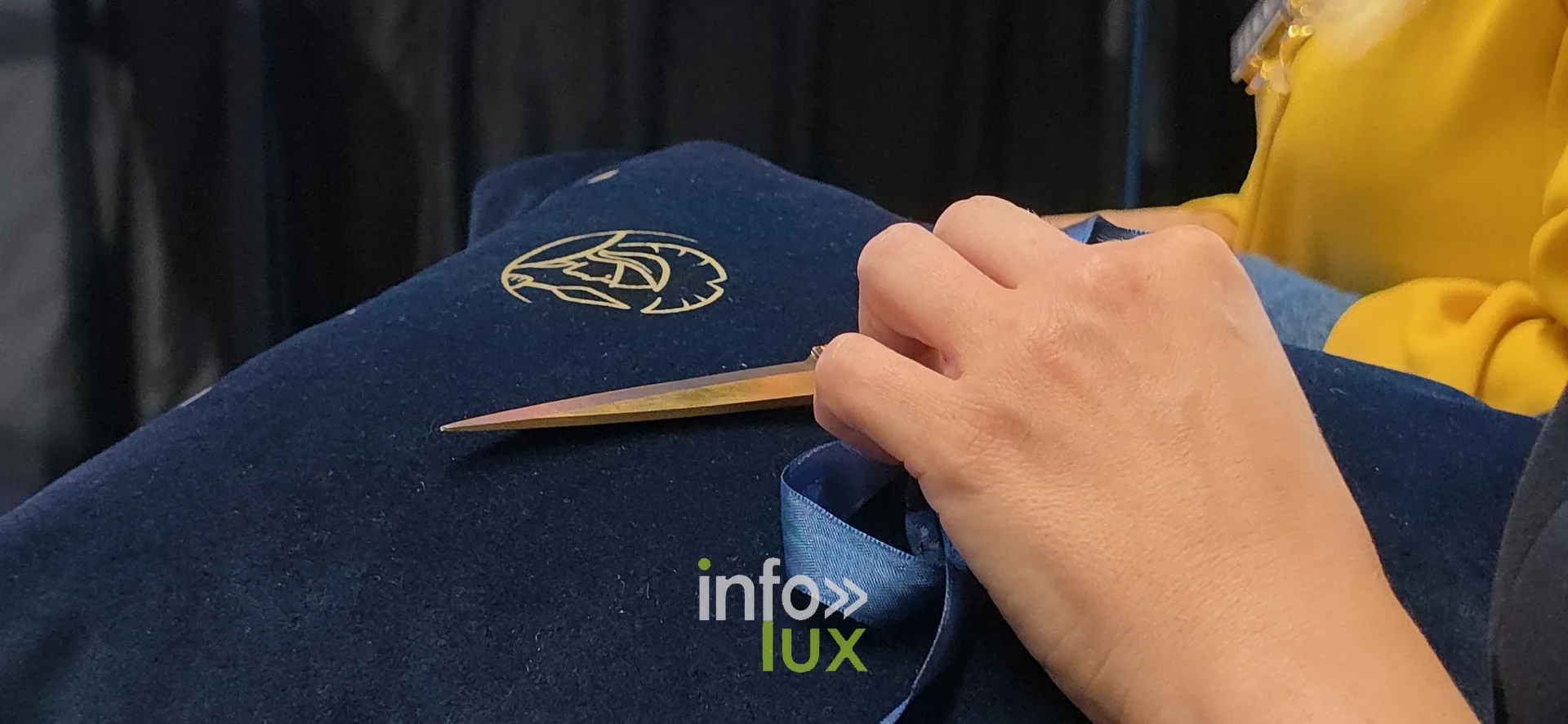 Les ciseaux de l’inauguration sur un coussin Leonidas, inauguration du nouveau site Leonidas à Nivelles, 15 octobre 2026 (photo Karolyn Delisé-Hanse) — photo modifiée par ia
