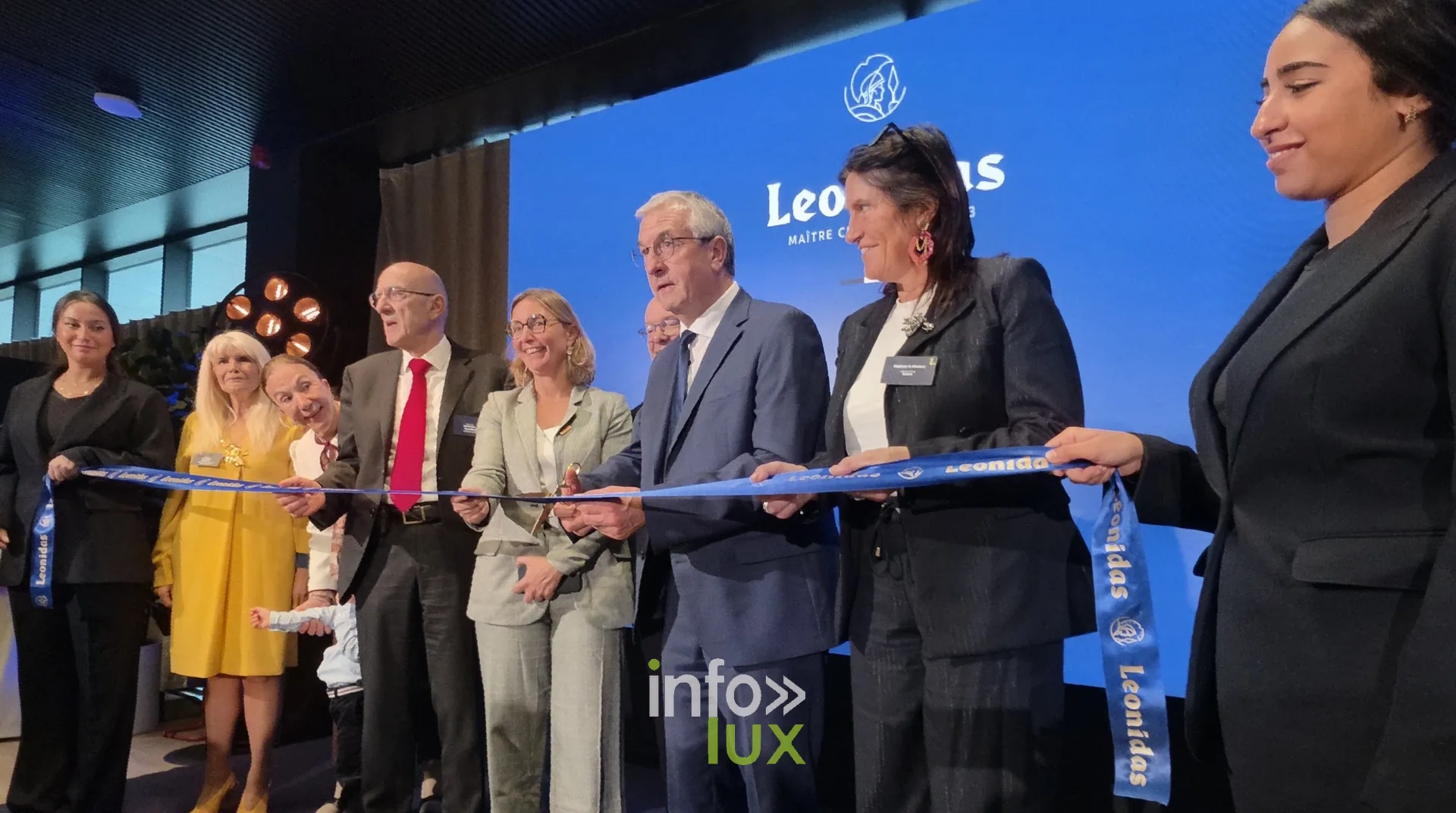 Les officiels tiennent le ruban de l’inauguration, inauguration du nouveau site Leonidas à Nivelles, 15 octobre 2026 (photo Karolyn Delisé-Hanse) — photo modifiée par ia