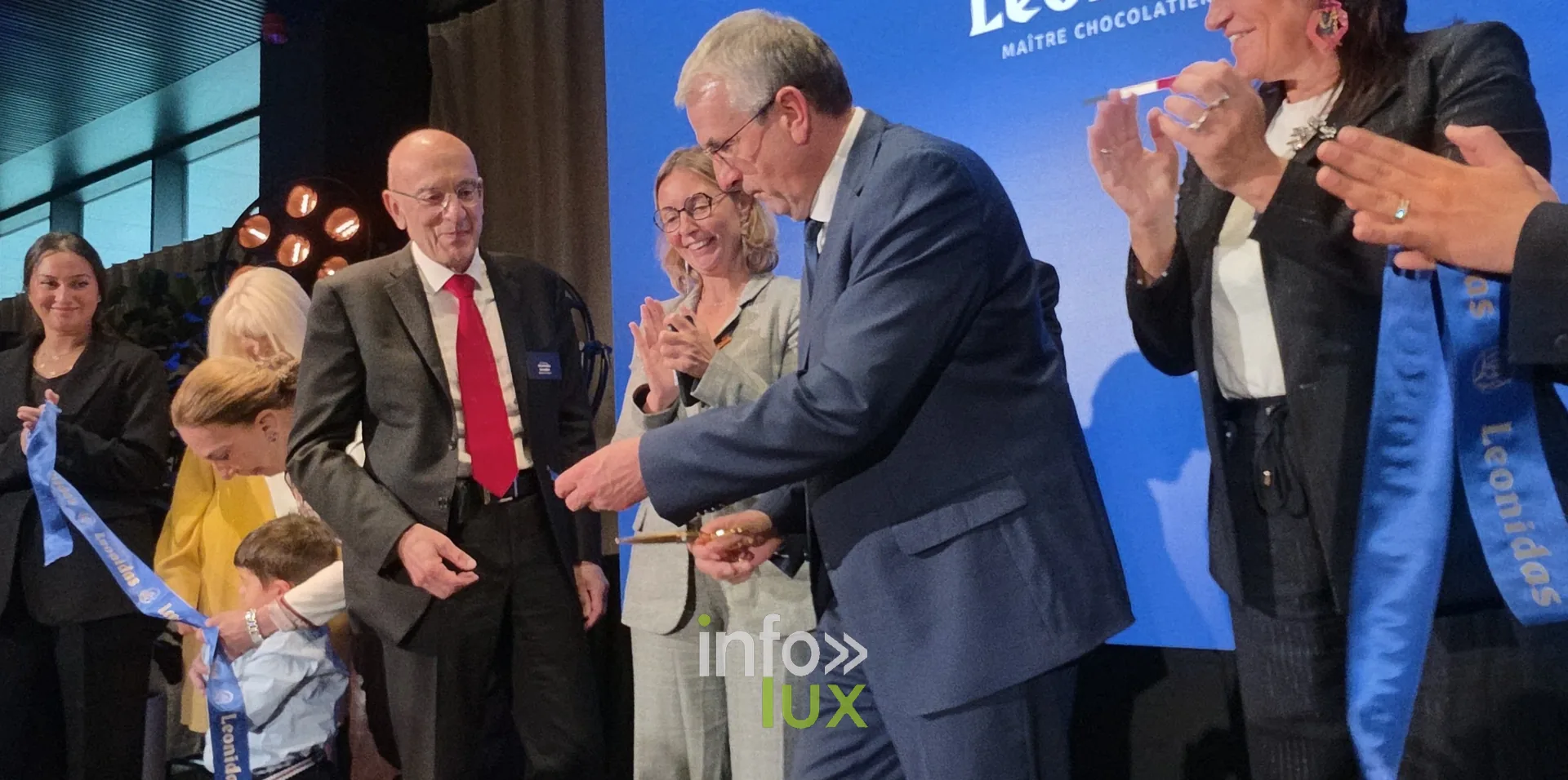 La coupe du ruban, inauguration du nouveau site Leonidas à Nivelles, 15 octobre 2026 (photo Karolyn Delisé-Hanse) — photo modifiée par ia
