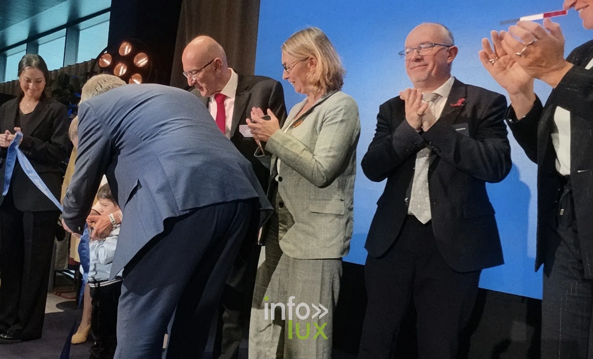 Applaudissements après la coupe du ruban, inauguration du nouveau site Leonidas à Nivelles, 15 octobre 2026 (photo Karolyn Delisé-Hanse) — photo modifiée par ia