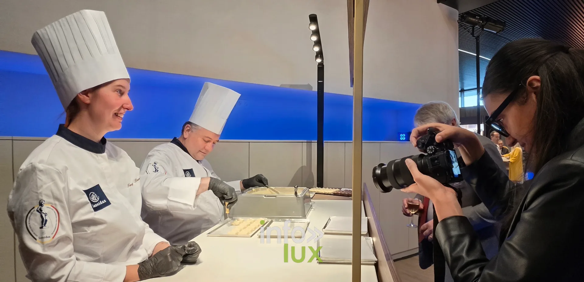 Des chocolatiers en tenue à leur poste de travail, inauguration du nouveau site Leonidas à Nivelles, 15 octobre 2026 (photo Karolyn Delisé-Hanse) — photo modifiée par ia