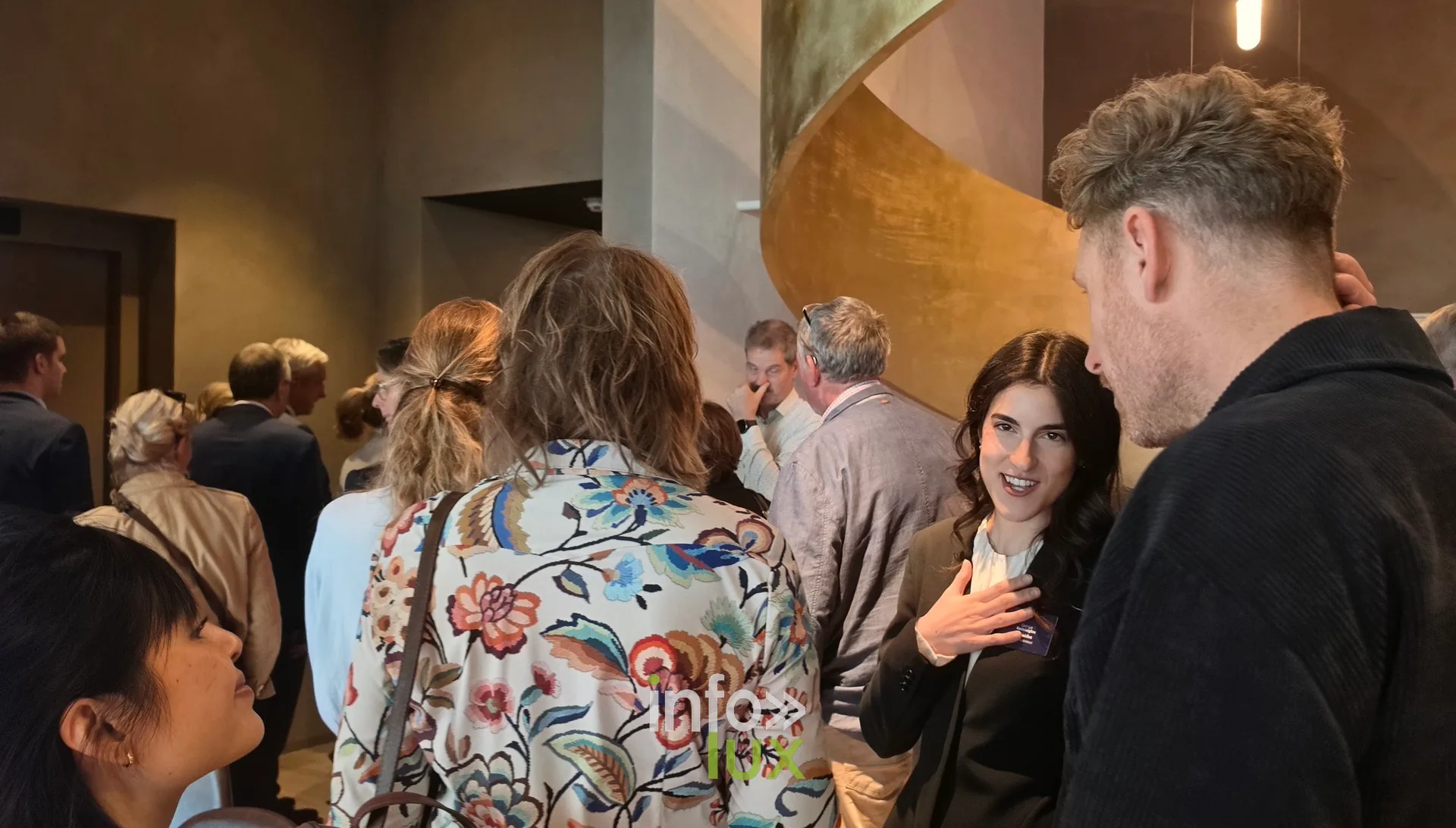 Les invités après la partie officielle, inauguration du nouveau site Leonidas à Nivelles, 15 octobre 2026 (photo Karolyn Delisé-Hanse) — photo modifiée par ia