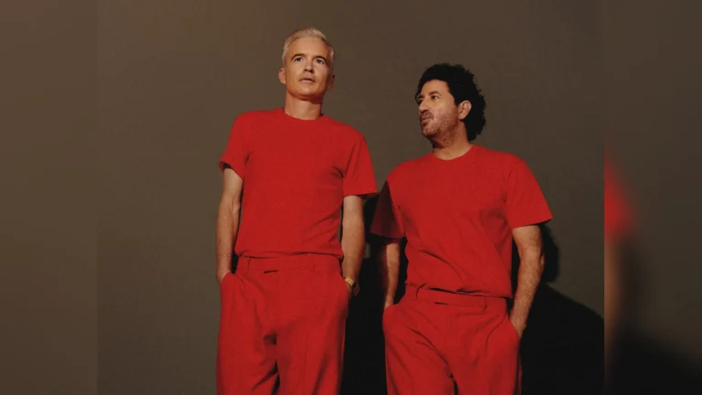 Les deux membres de The Avalanches, en rouge, tête d’affiche des Nuits Weekender 2026 au Botanique