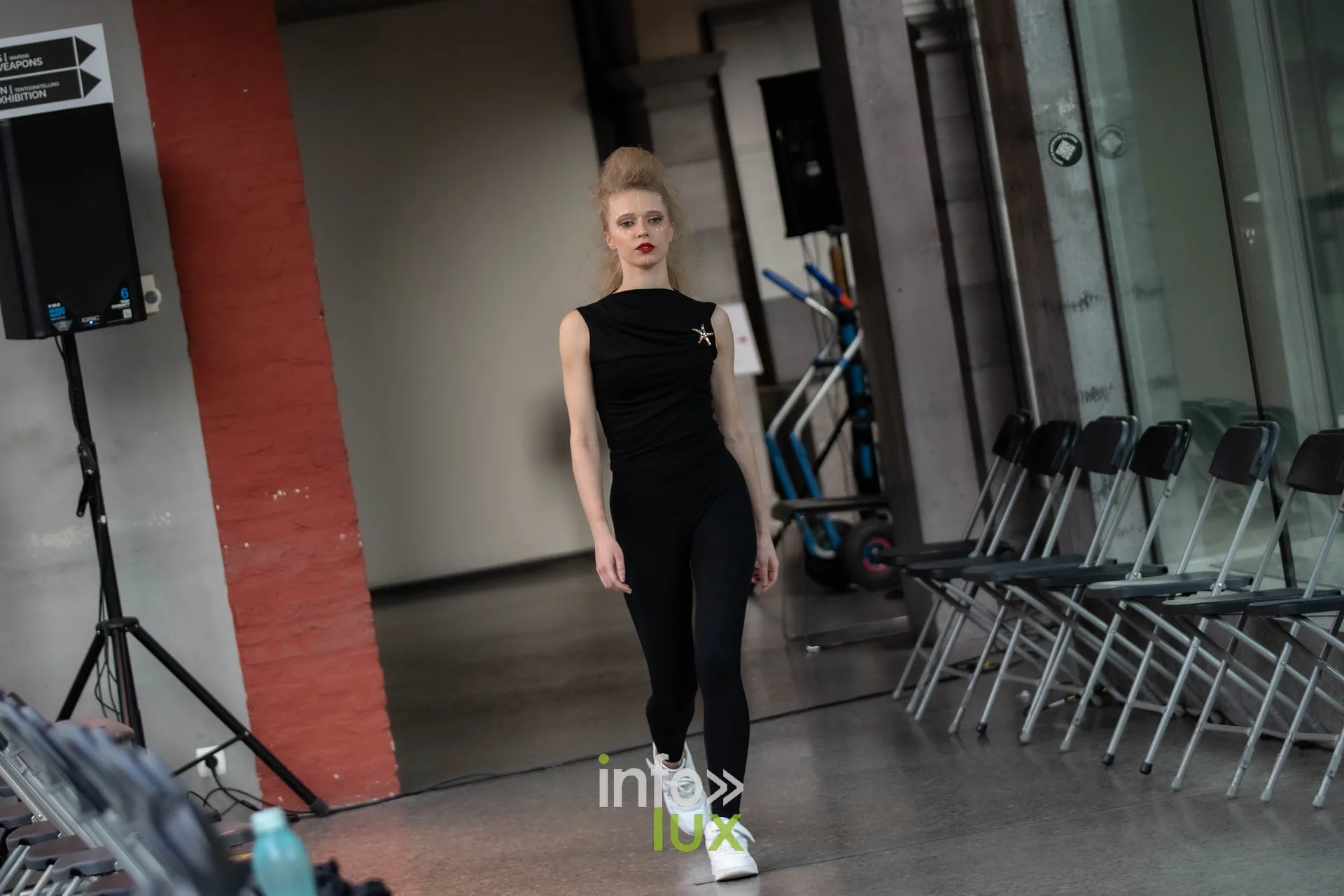 Liège Fashion Week 2026 au Musée Grand Curtius à Liège : répétition du défilé dans le hall du musée, mannequin en tenue noire