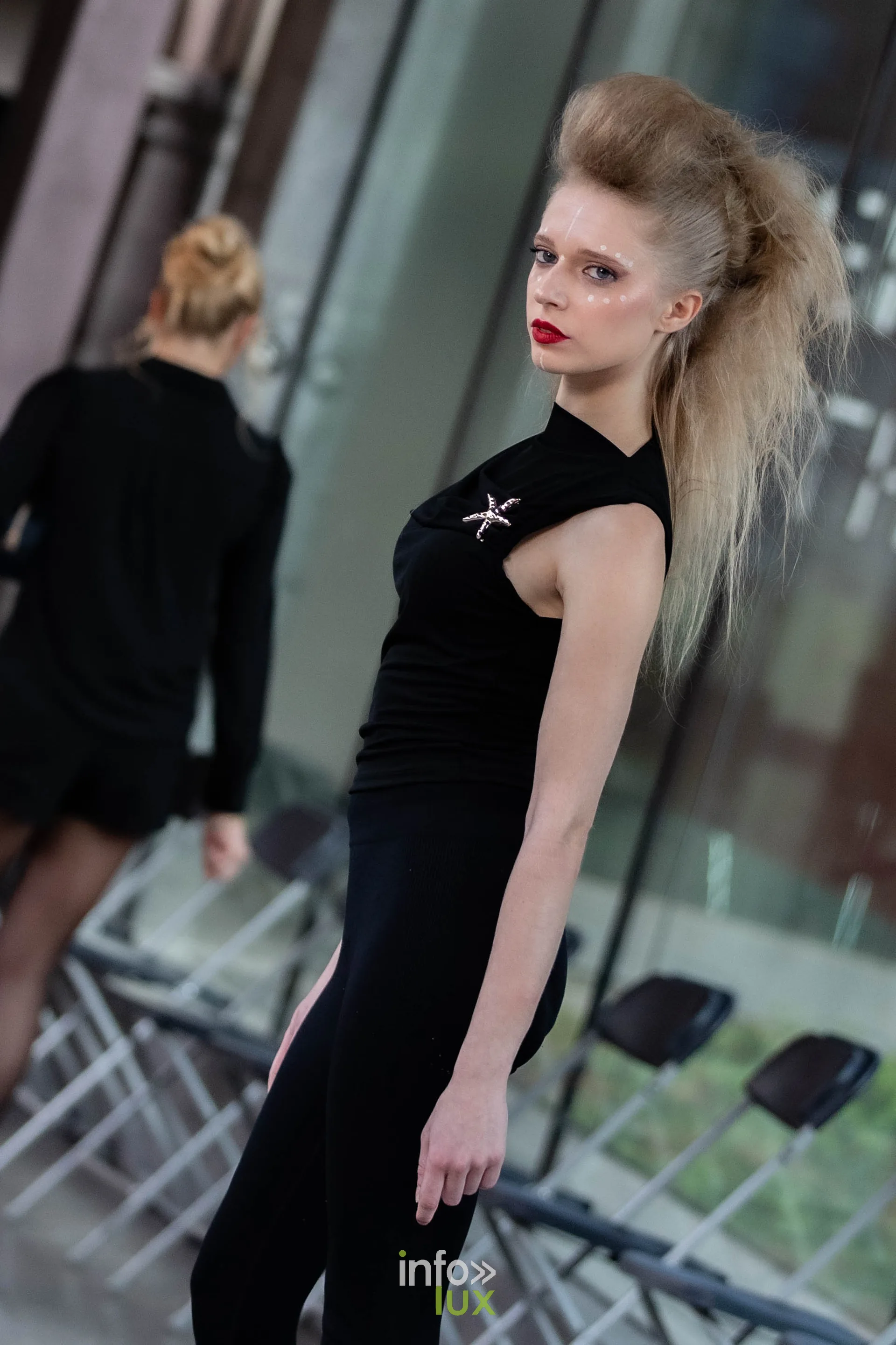 Liège Fashion Week 2026 au Musée Grand Curtius à Liège : mannequin à la coiffure volumineuse pendant la répétition