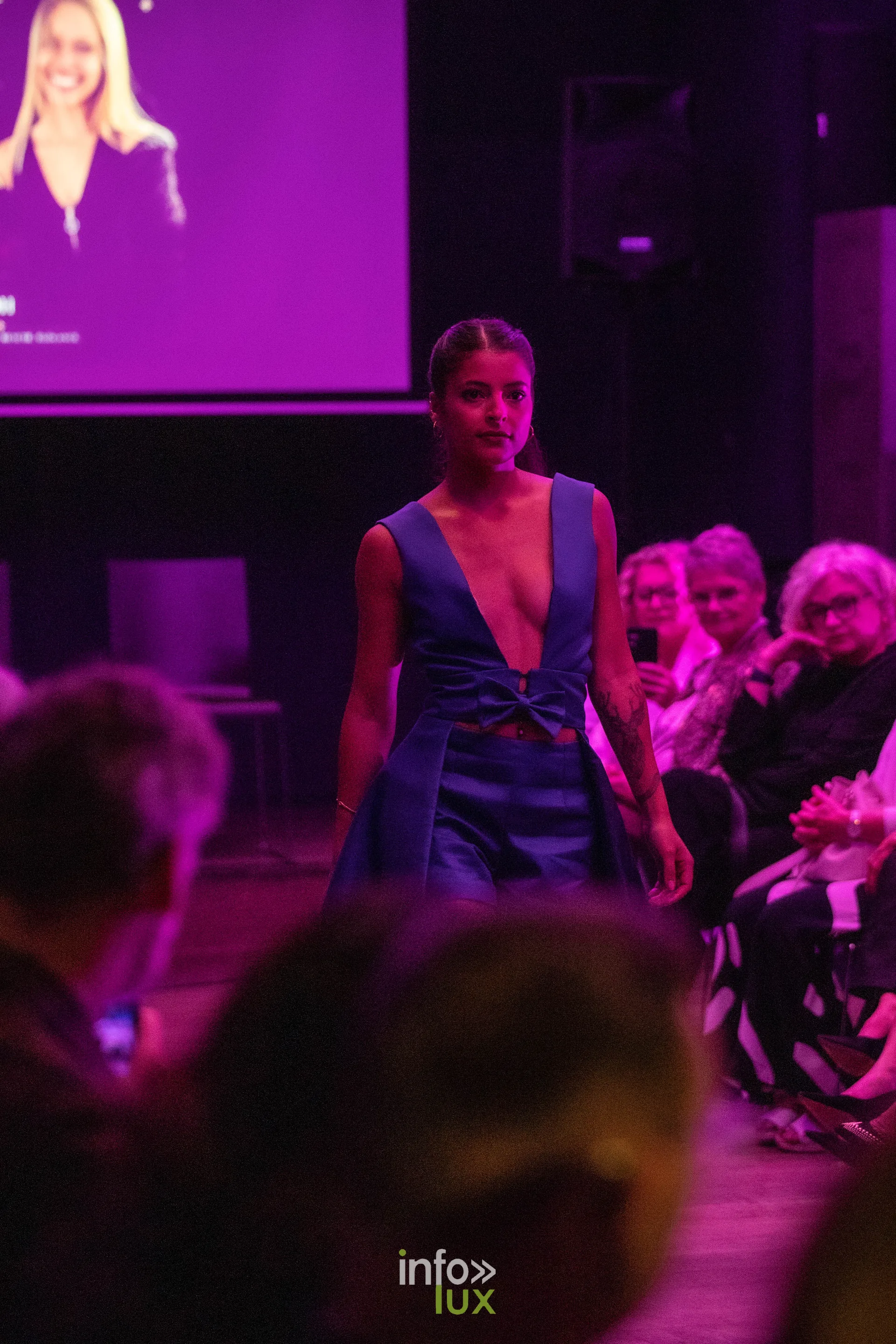 Liège Fashion Week 2026 au Musée Grand Curtius à Liège : mannequin en ensemble bleu sous lumière violette