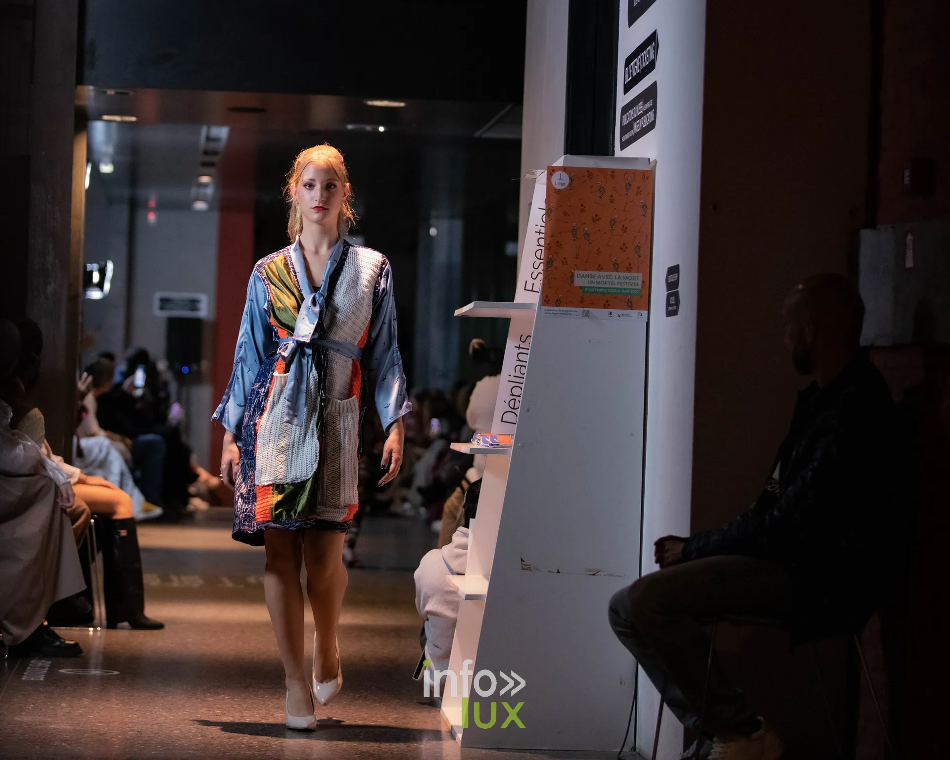 Liège Fashion Week 2026 au Musée Grand Curtius à Liège : mannequin en manteau patchwork multicolore sur le podium du hall