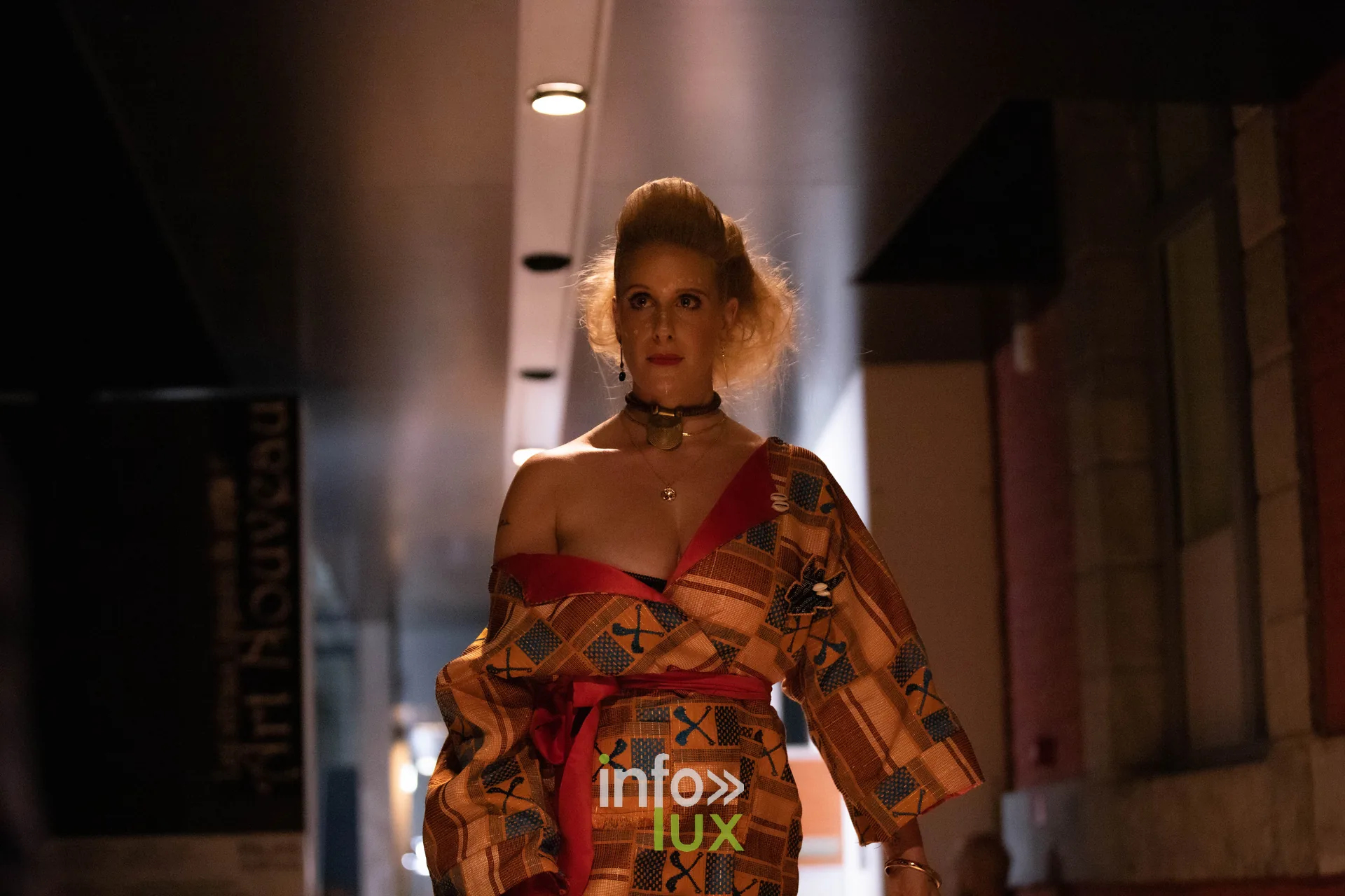 Liège Fashion Week 2026 au Musée Grand Curtius à Liège : mannequin en kimono de wax orange porté sur une épaule