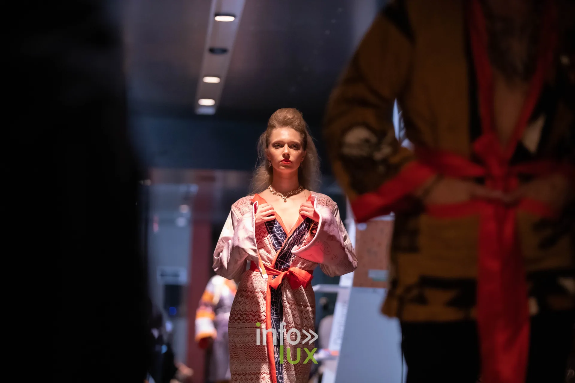 Liège Fashion Week 2026 au Musée Grand Curtius à Liège : mannequin en kimono clair à ceinture rouge