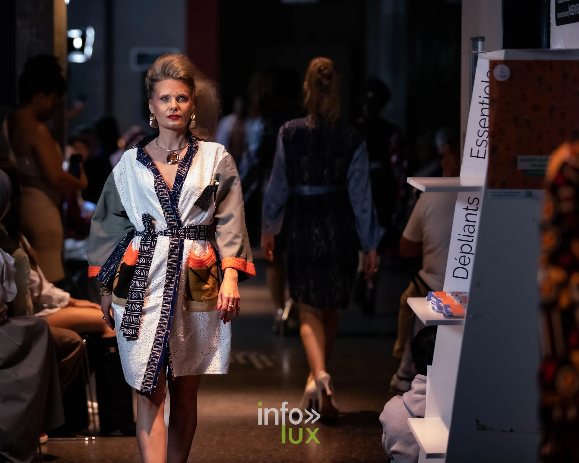 Liège Fashion Week 2026 au Musée Grand Curtius à Liège : mannequin en kimono blanc bordé de wax