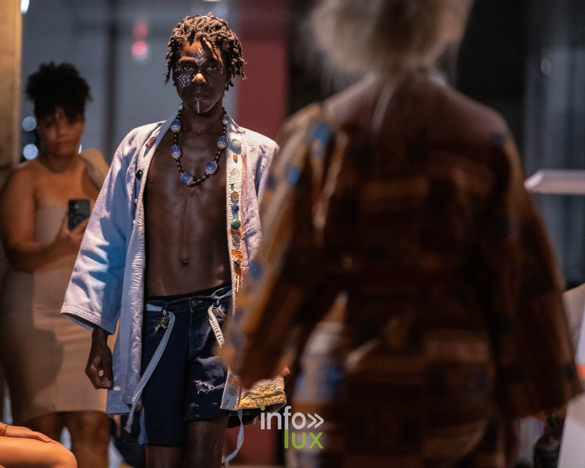Liège Fashion Week 2026 au Musée Grand Curtius à Liège : mannequin masculin en veste claire à motifs sur le podium