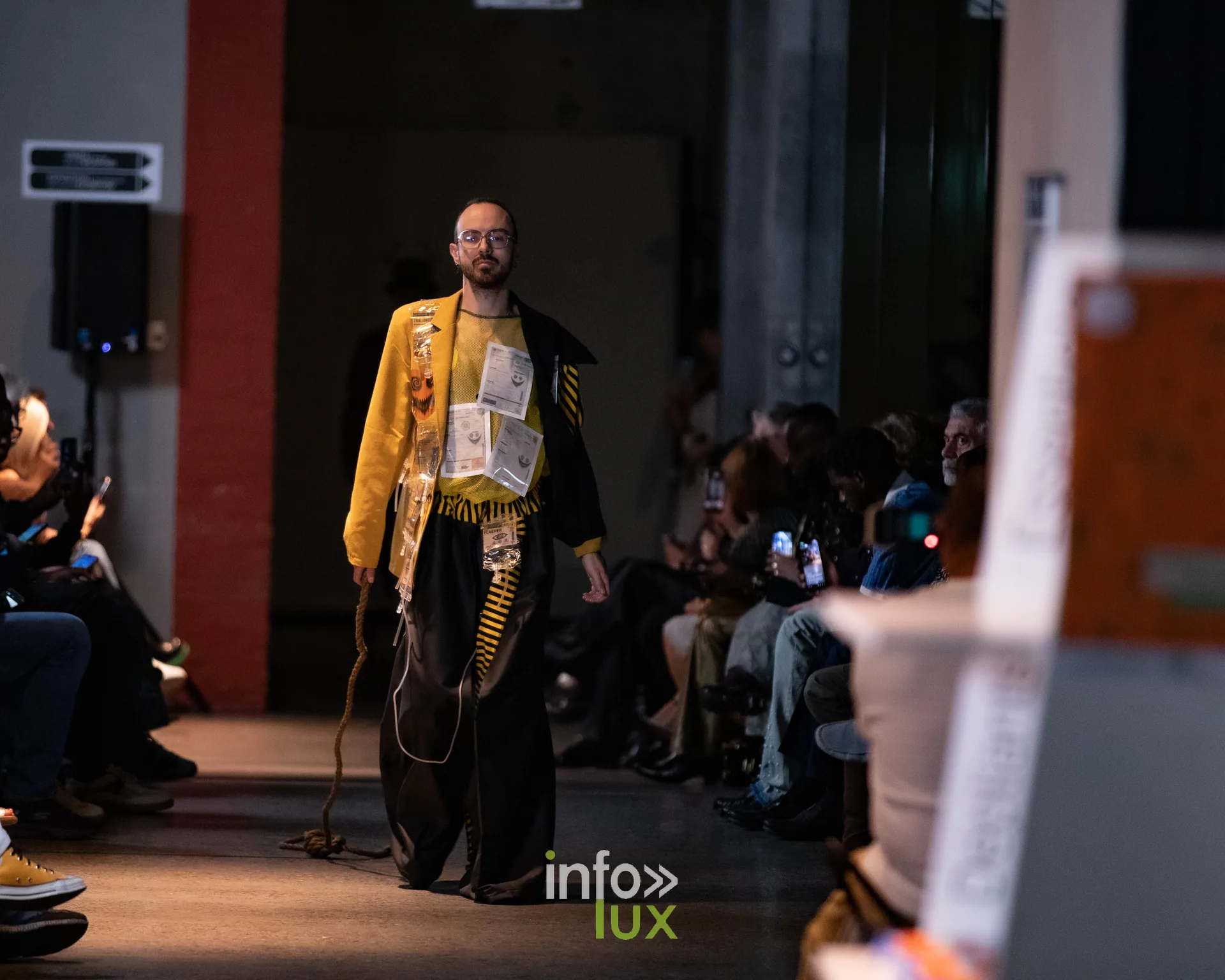 Liège Fashion Week 2026 au Musée Grand Curtius à Liège : mannequin en veste jaune patchwork et pantalon large