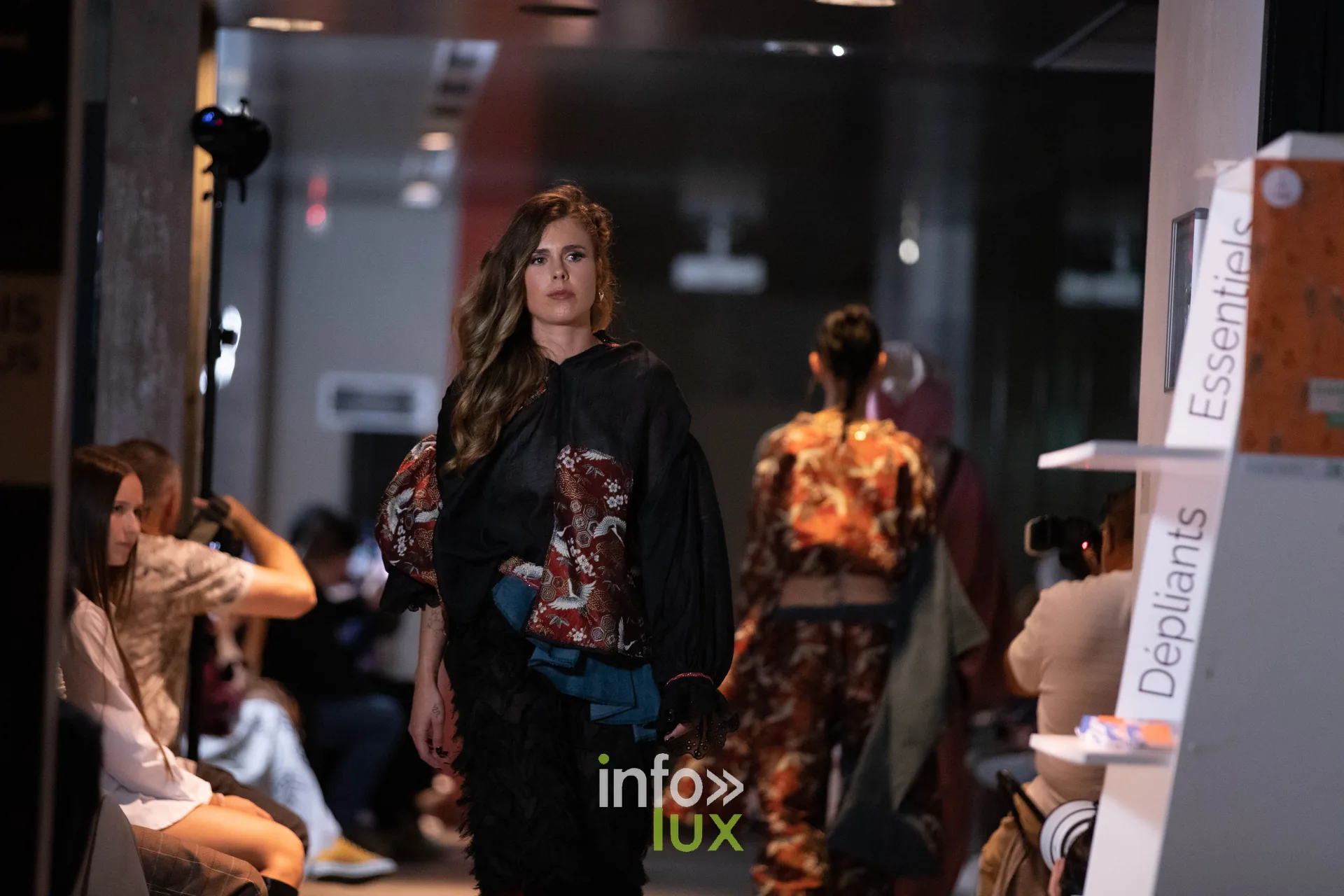 Liège Fashion Week 2026 au Musée Grand Curtius à Liège : mannequin en cape noire brodée