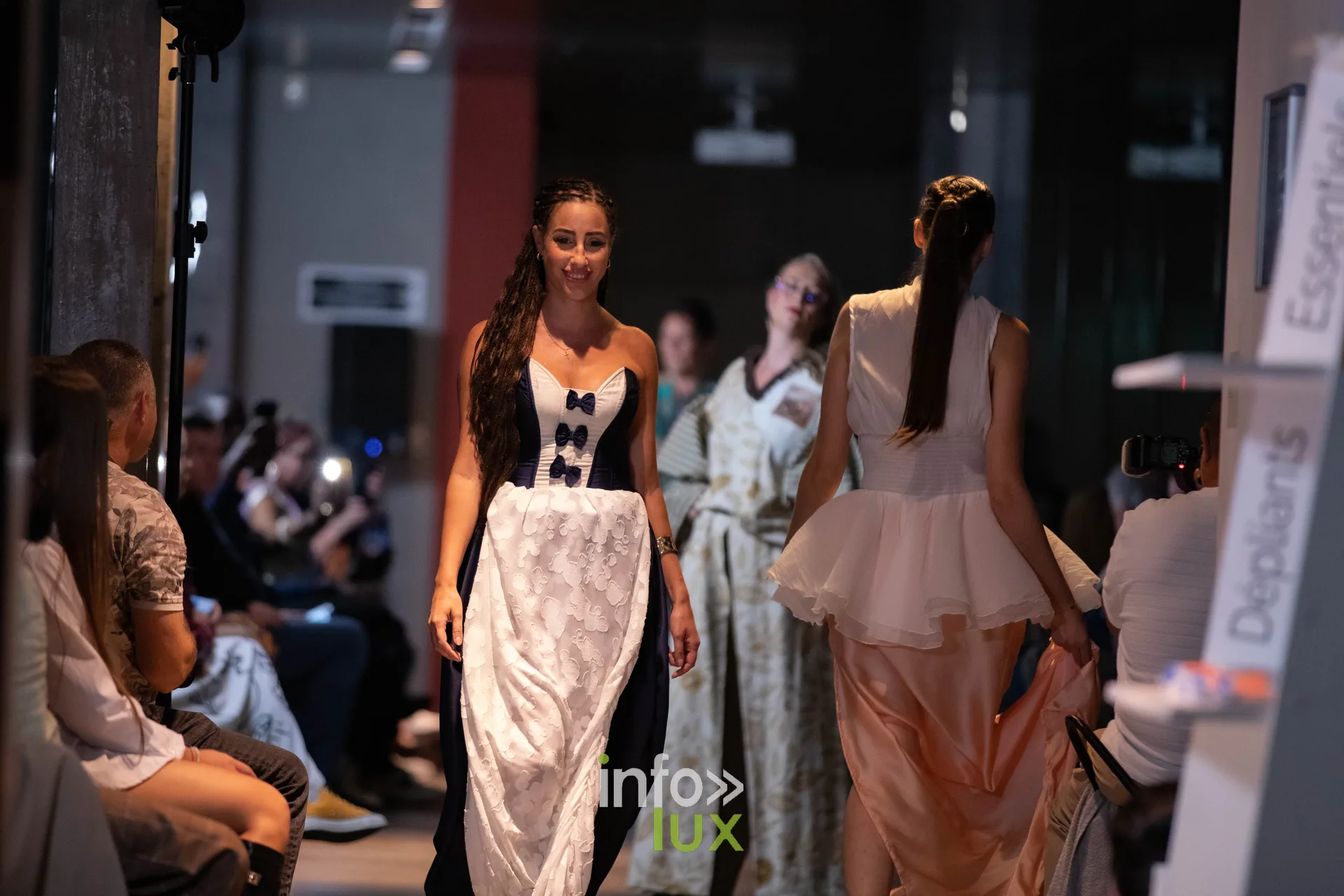 Liège Fashion Week 2026 au Musée Grand Curtius à Liège : mannequins en robe blanche à nœuds noirs et en robe blanche à volants