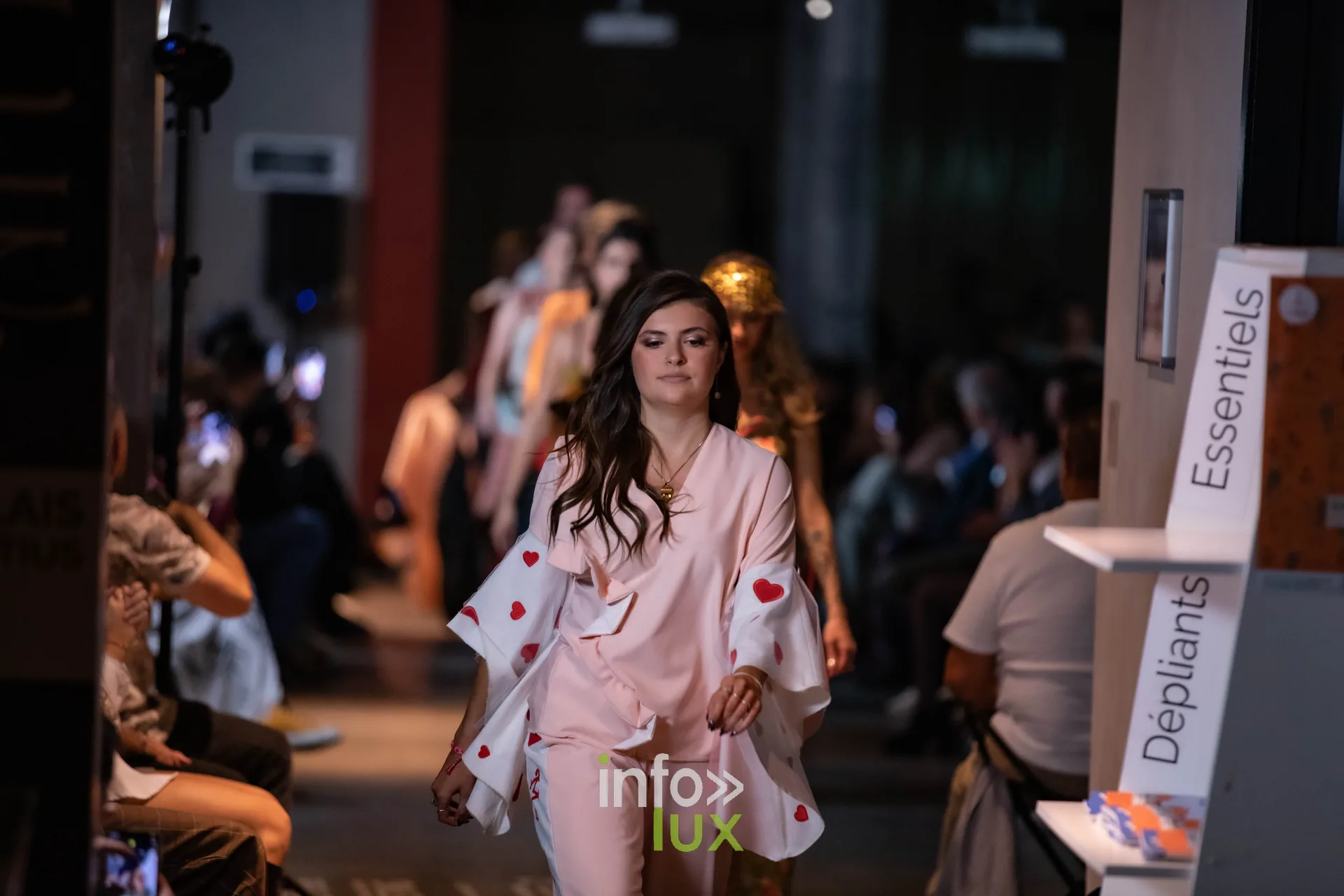Liège Fashion Week 2026 au Musée Grand Curtius à Liège : mannequin en pyjama rose à cœurs rouges et manches évasées