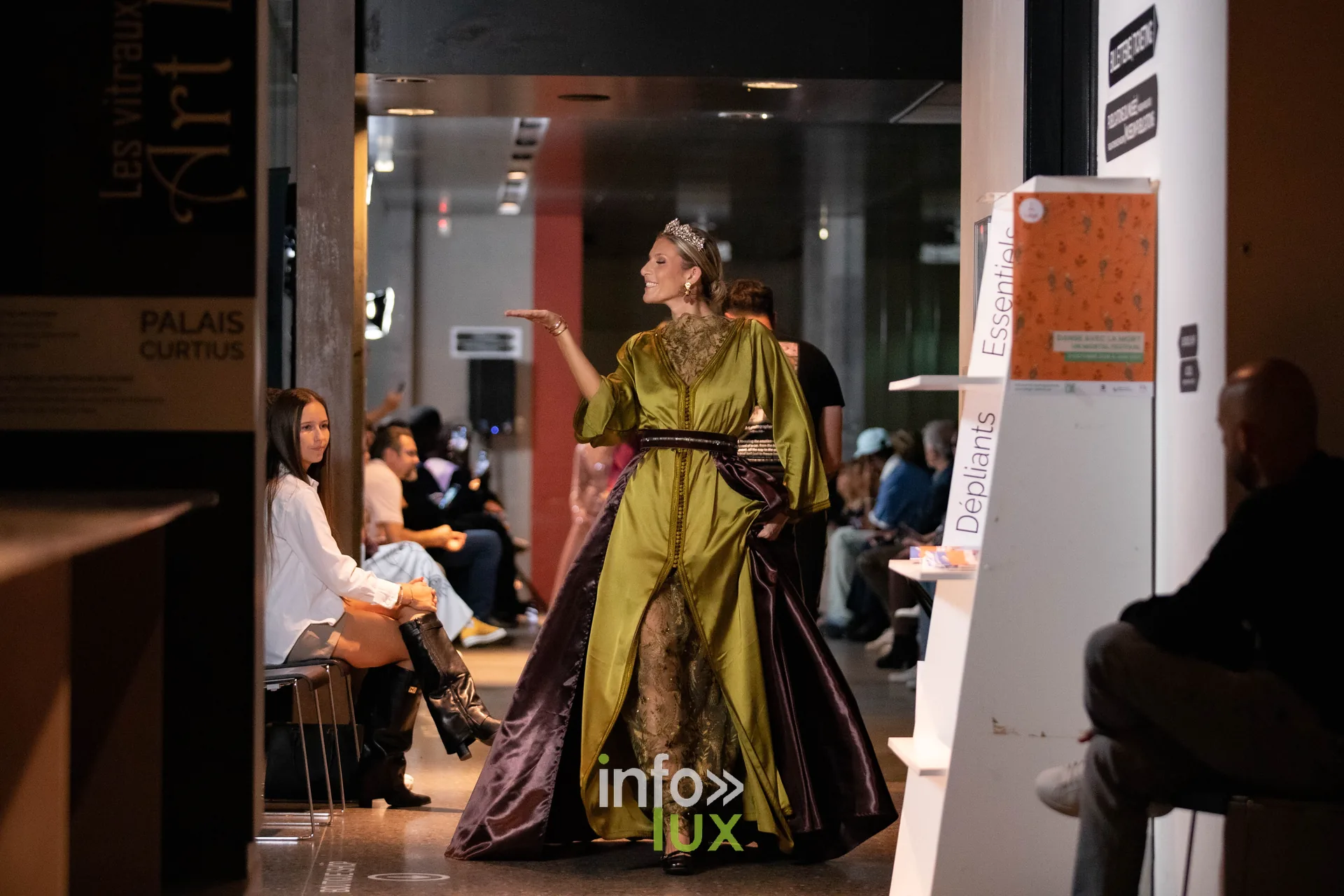 Liège Fashion Week 2026 au Musée Grand Curtius à Liège : mannequin en caftan vert anis et traîne bordeaux, diadème