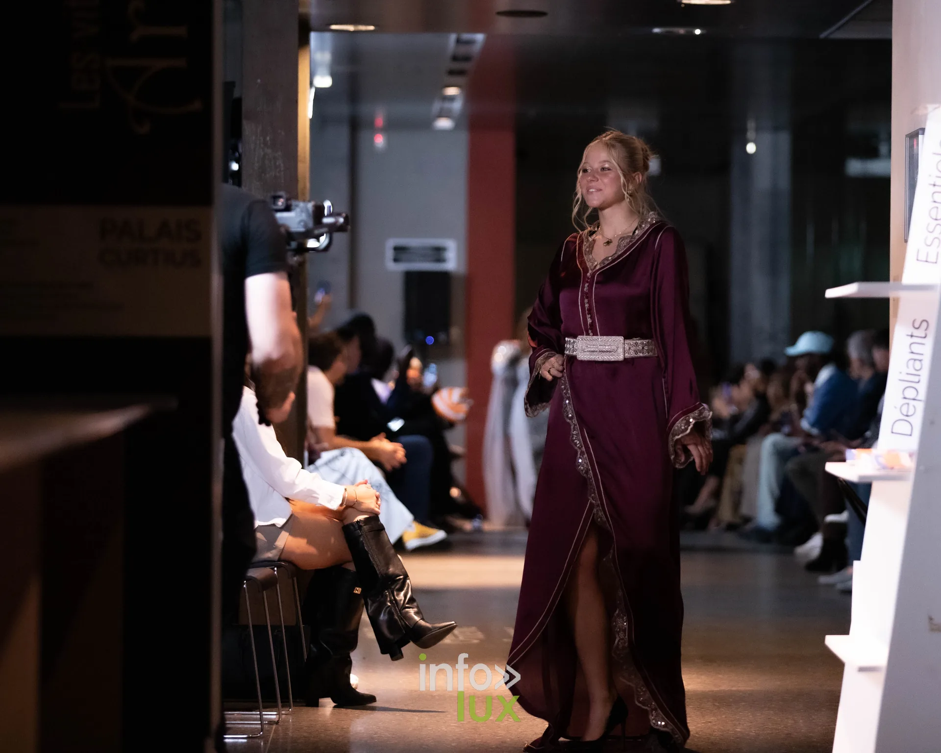 Liège Fashion Week 2026 au Musée Grand Curtius à Liège : mannequin en caftan bordeaux brodé d’or