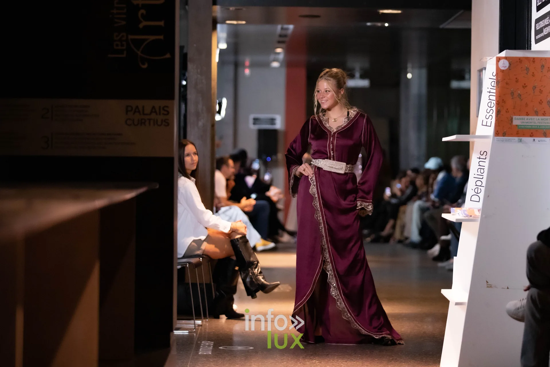 Liège Fashion Week 2026 au Musée Grand Curtius à Liège : mannequin en caftan bordeaux et ceinture dorée sur le podium