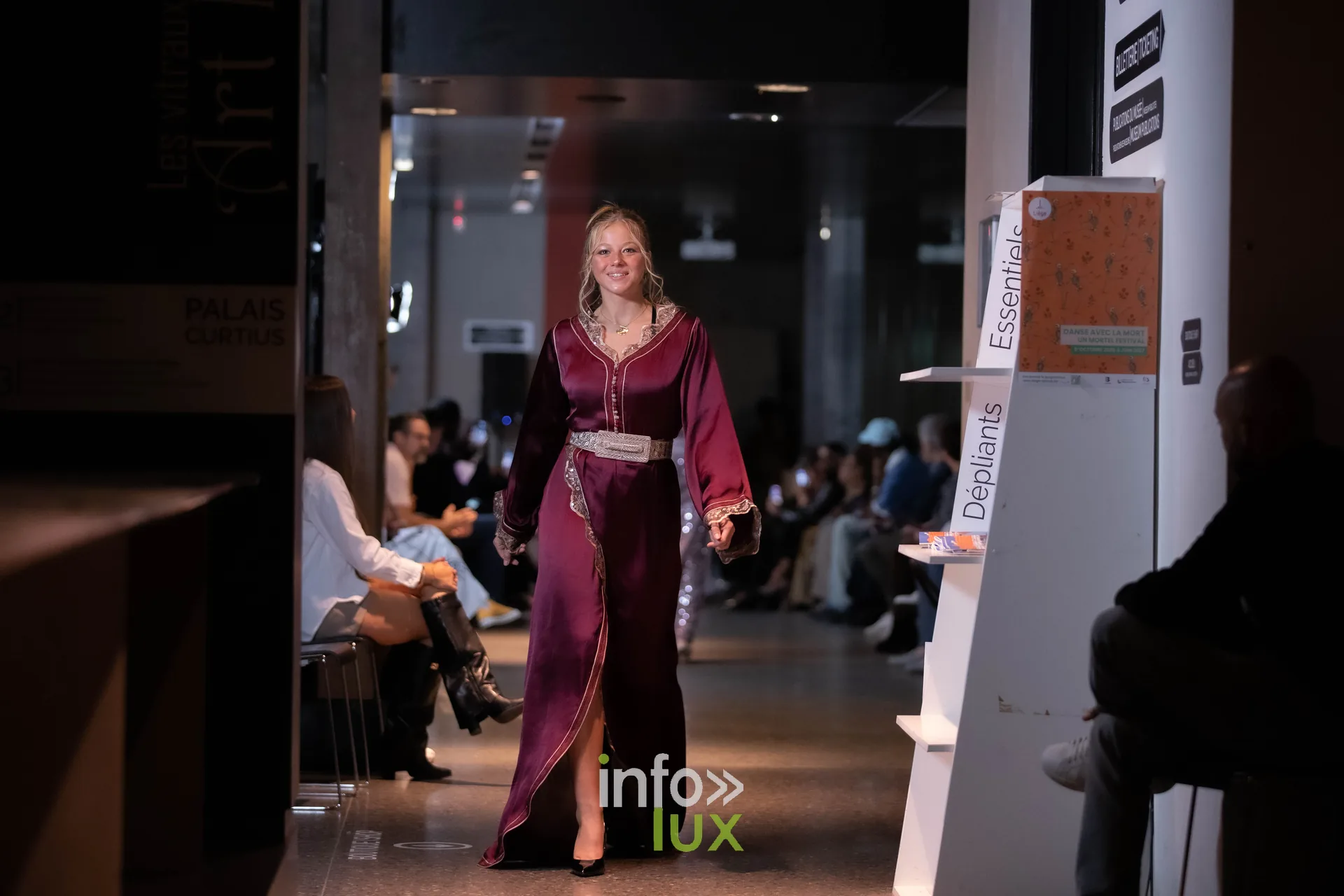 Liège Fashion Week 2026 au Musée Grand Curtius à Liège : mannequin en caftan bordeaux fendu