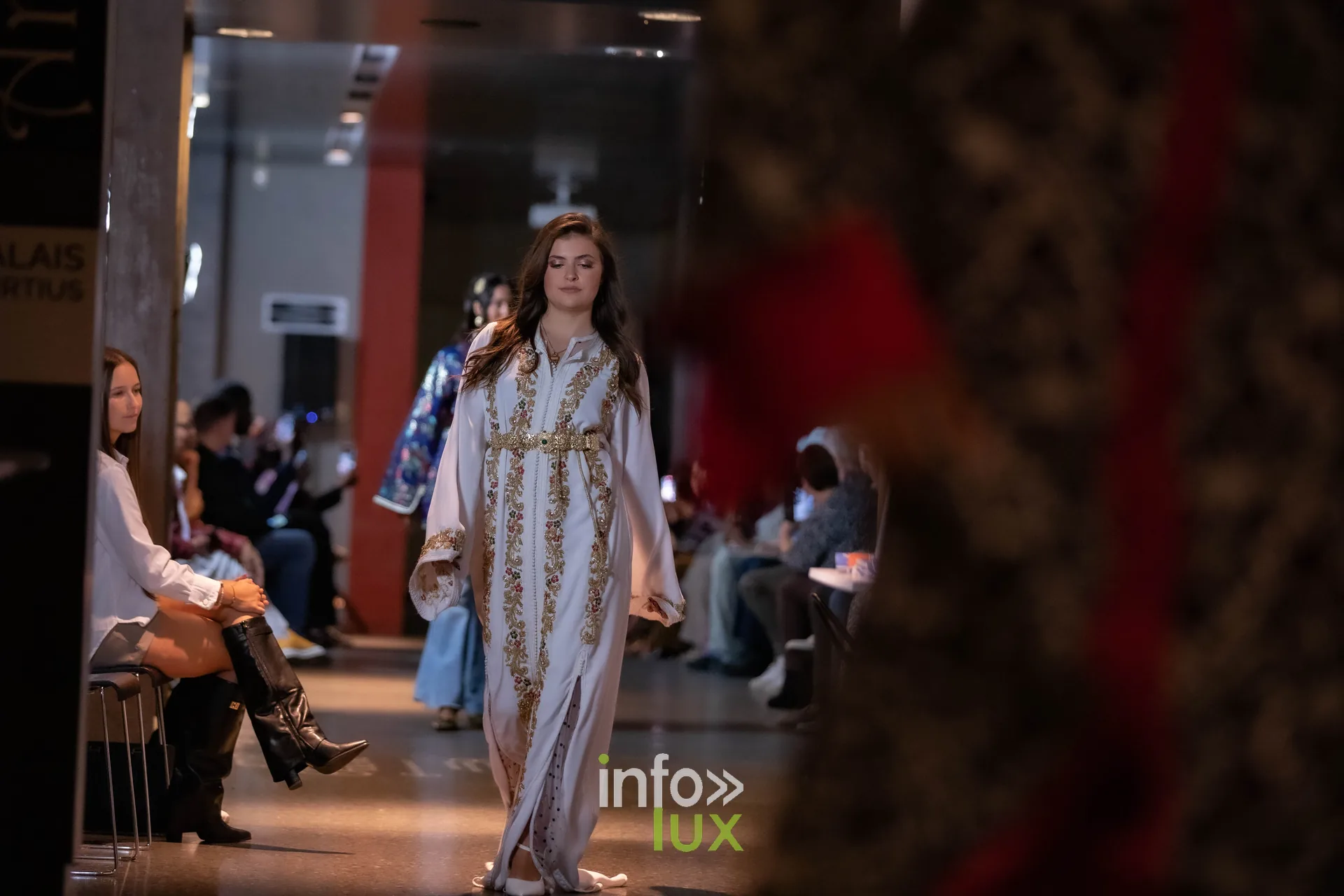Liège Fashion Week 2026 au Musée Grand Curtius à Liège : mannequin en caftan blanc brodé d’or