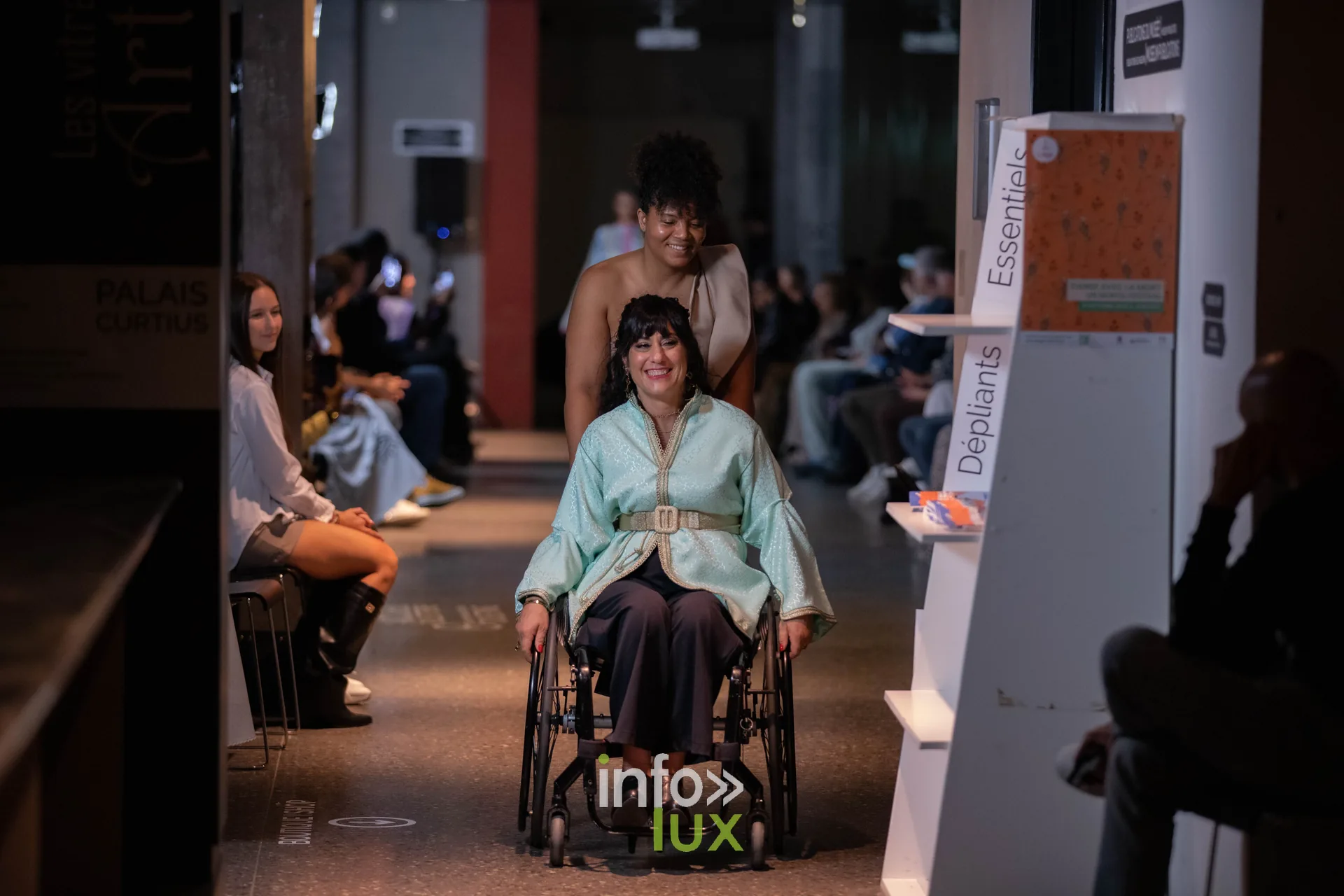 Liège Fashion Week 2026 au Musée Grand Curtius à Liège : mannequin en fauteuil roulant en caftan vert d’eau