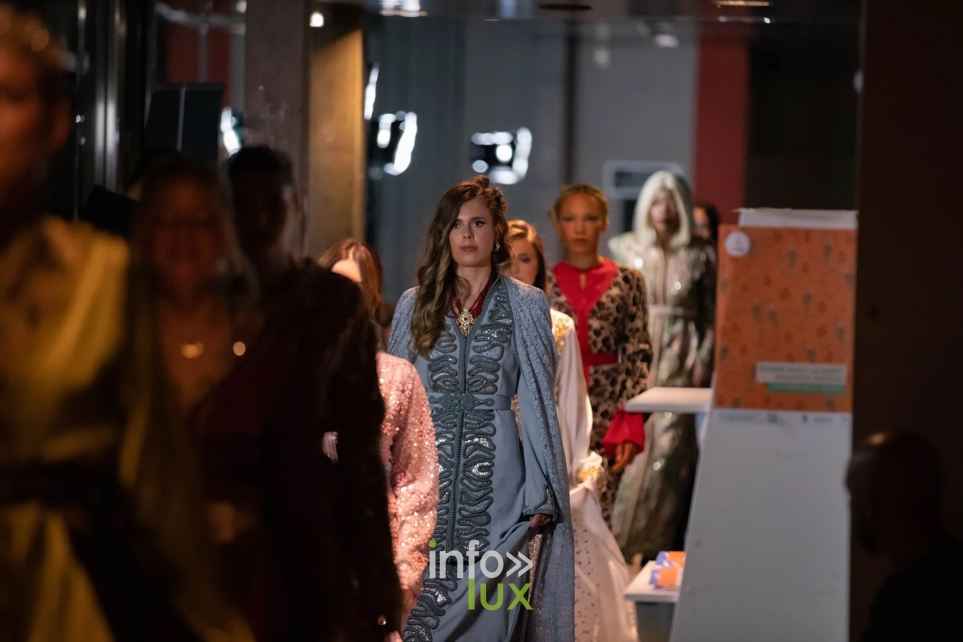 Liège Fashion Week 2026 au Musée Grand Curtius à Liège : passage collectif des mannequins en caftans