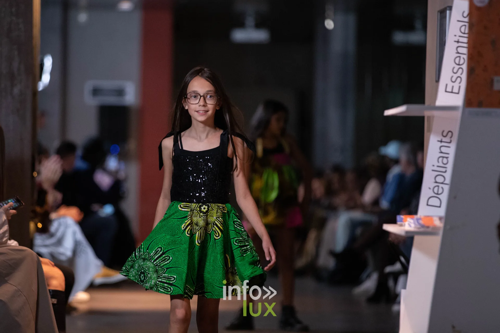 Liège Fashion Week 2026 au Musée Grand Curtius à Liège : jeune mannequin en haut pailleté noir et jupe de wax verte