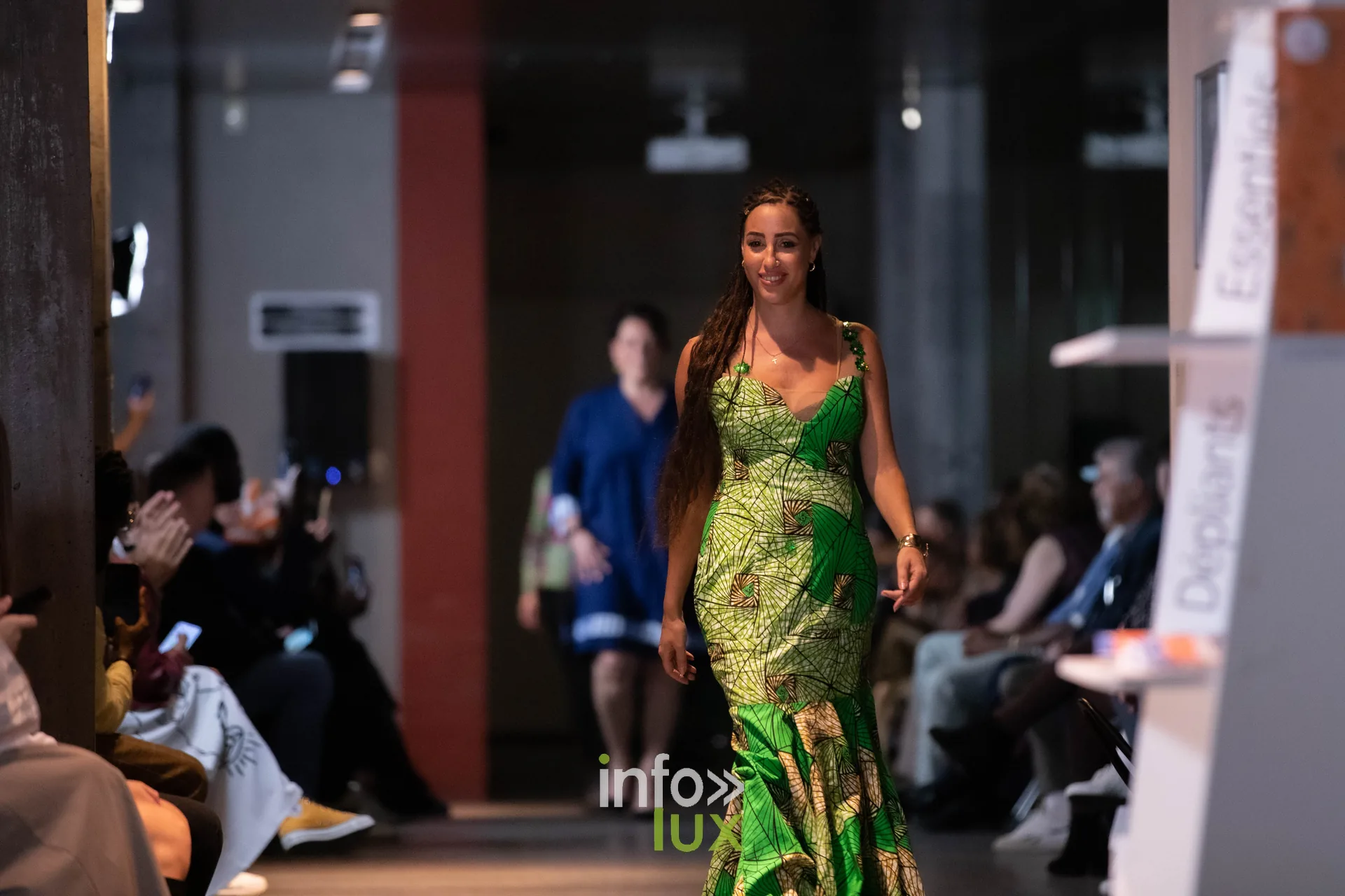 Liège Fashion Week 2026 au Musée Grand Curtius à Liège : mannequin en robe sirène de wax vert
