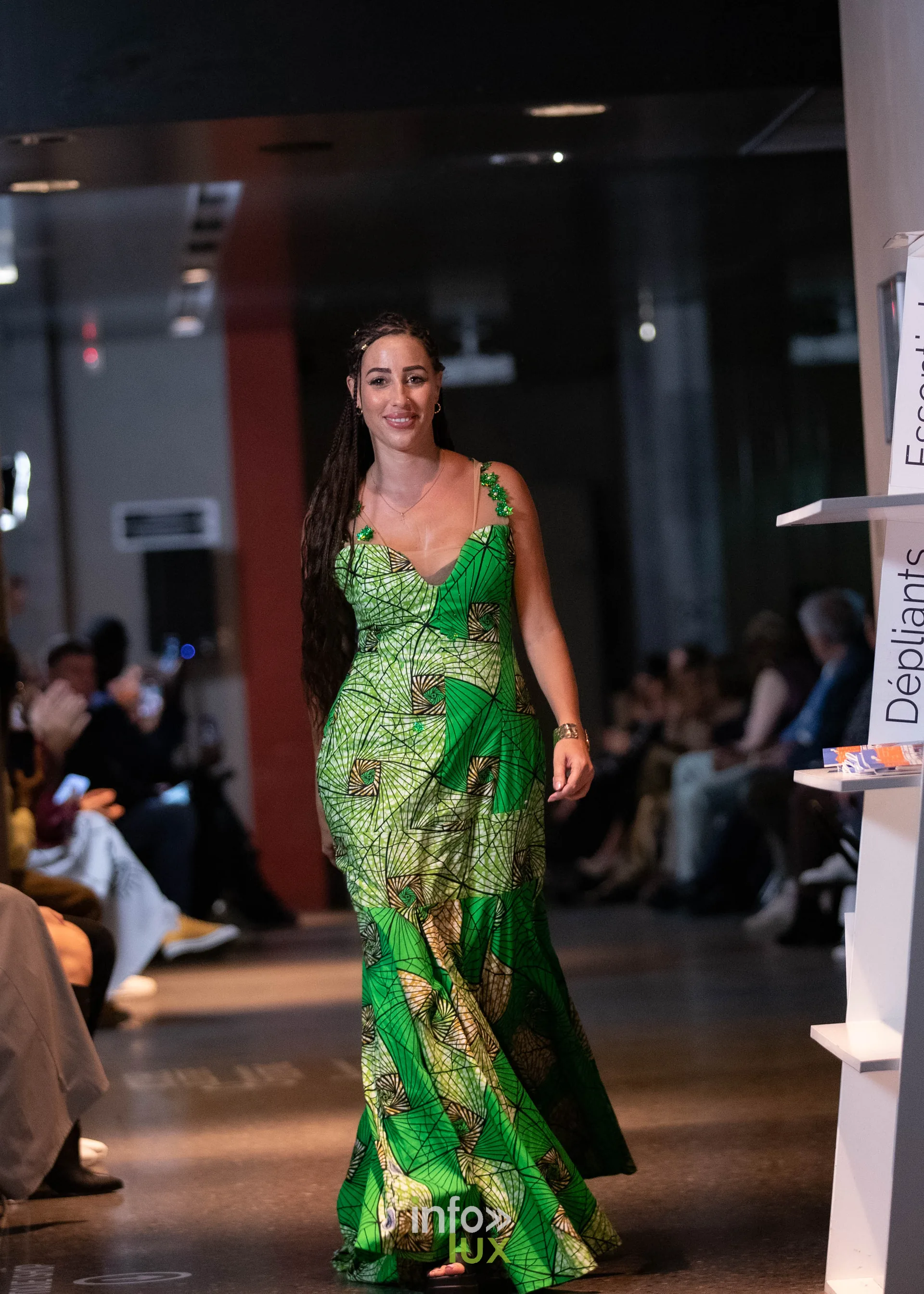 Liège Fashion Week 2026 au Musée Grand Curtius à Liège : mannequin en robe sirène de wax vert, en pied