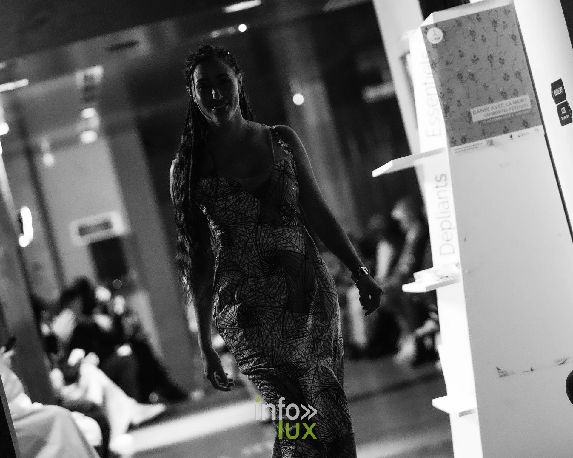 Liège Fashion Week 2026 au Musée Grand Curtius à Liège : mannequin en robe longue, photo en noir et blanc