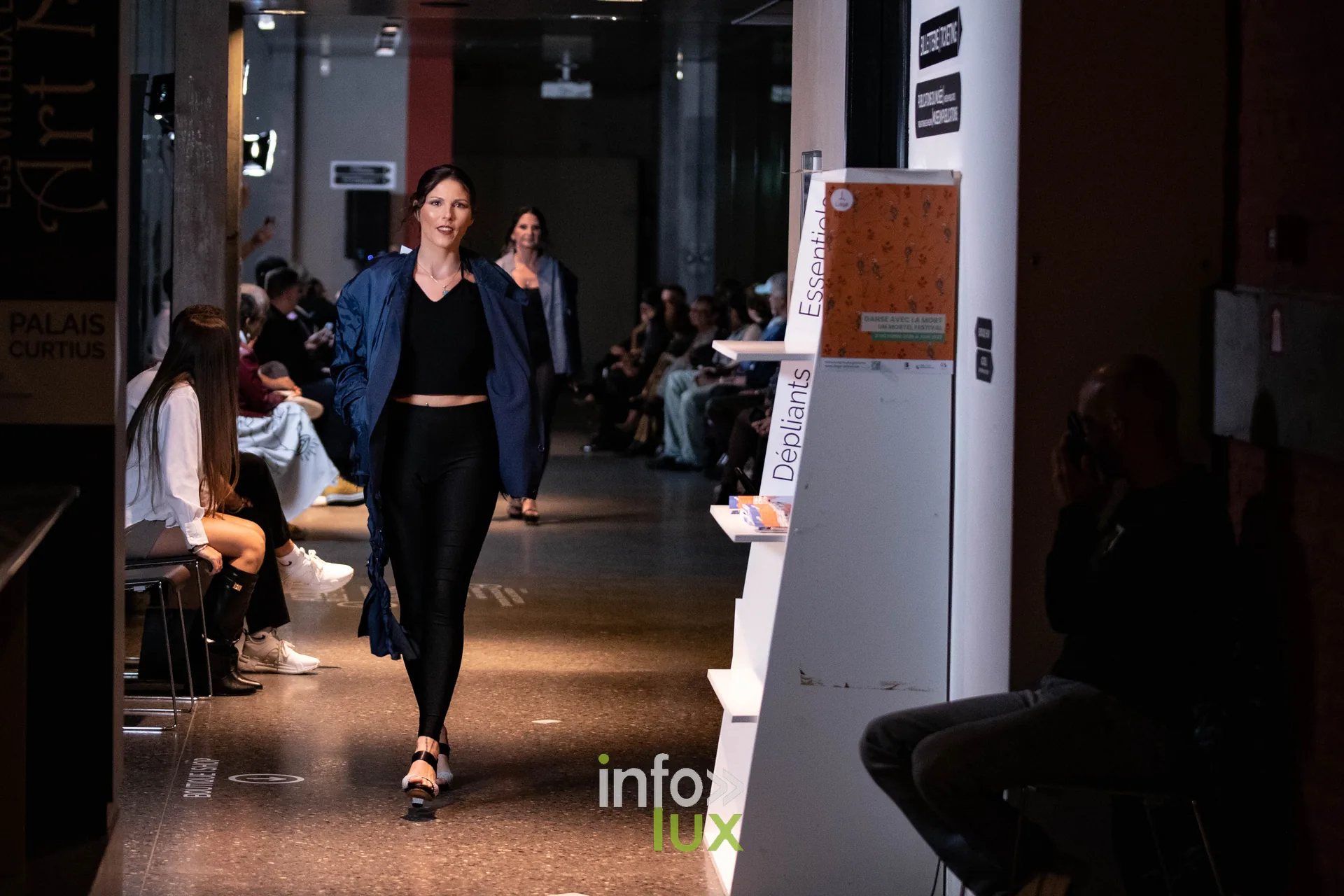 Liège Fashion Week 2026 au Musée Grand Curtius à Liège : mannequin en manteau bleu nuit et legging noir