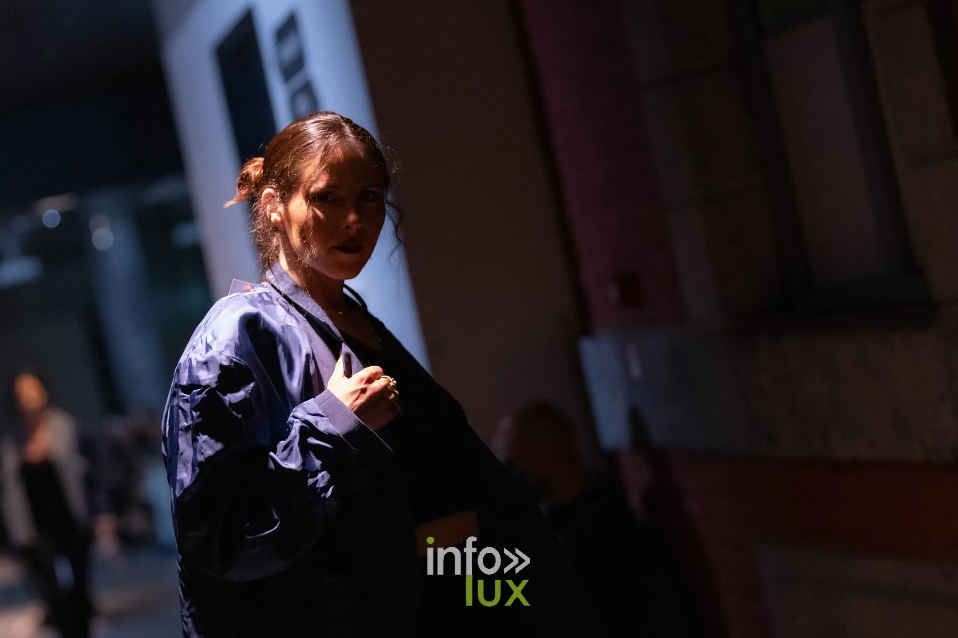 Liège Fashion Week 2026 au Musée Grand Curtius à Liège : mannequin en veste satinée bleu nuit