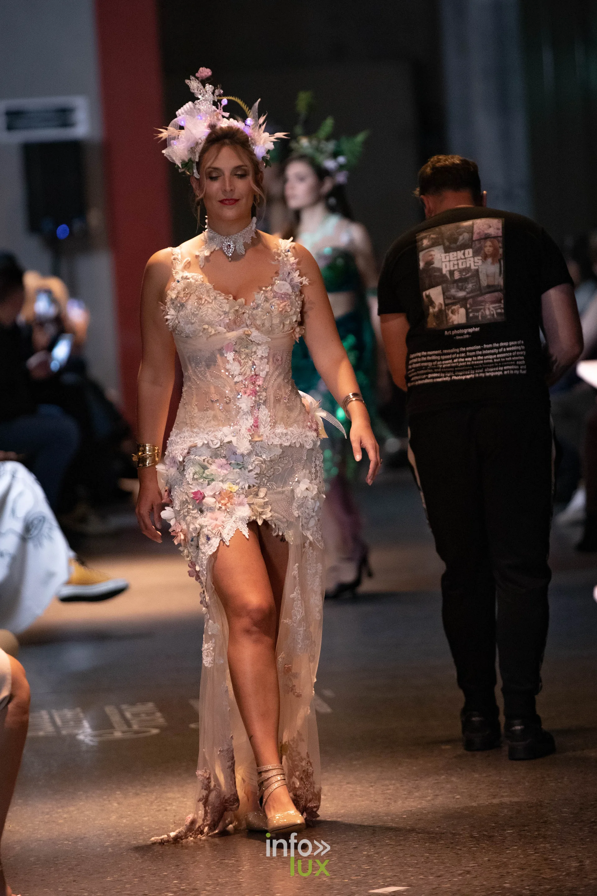 Liège Fashion Week 2026 au Musée Grand Curtius à Liège : mannequin en robe fleurie rose pâle et couronne de fleurs