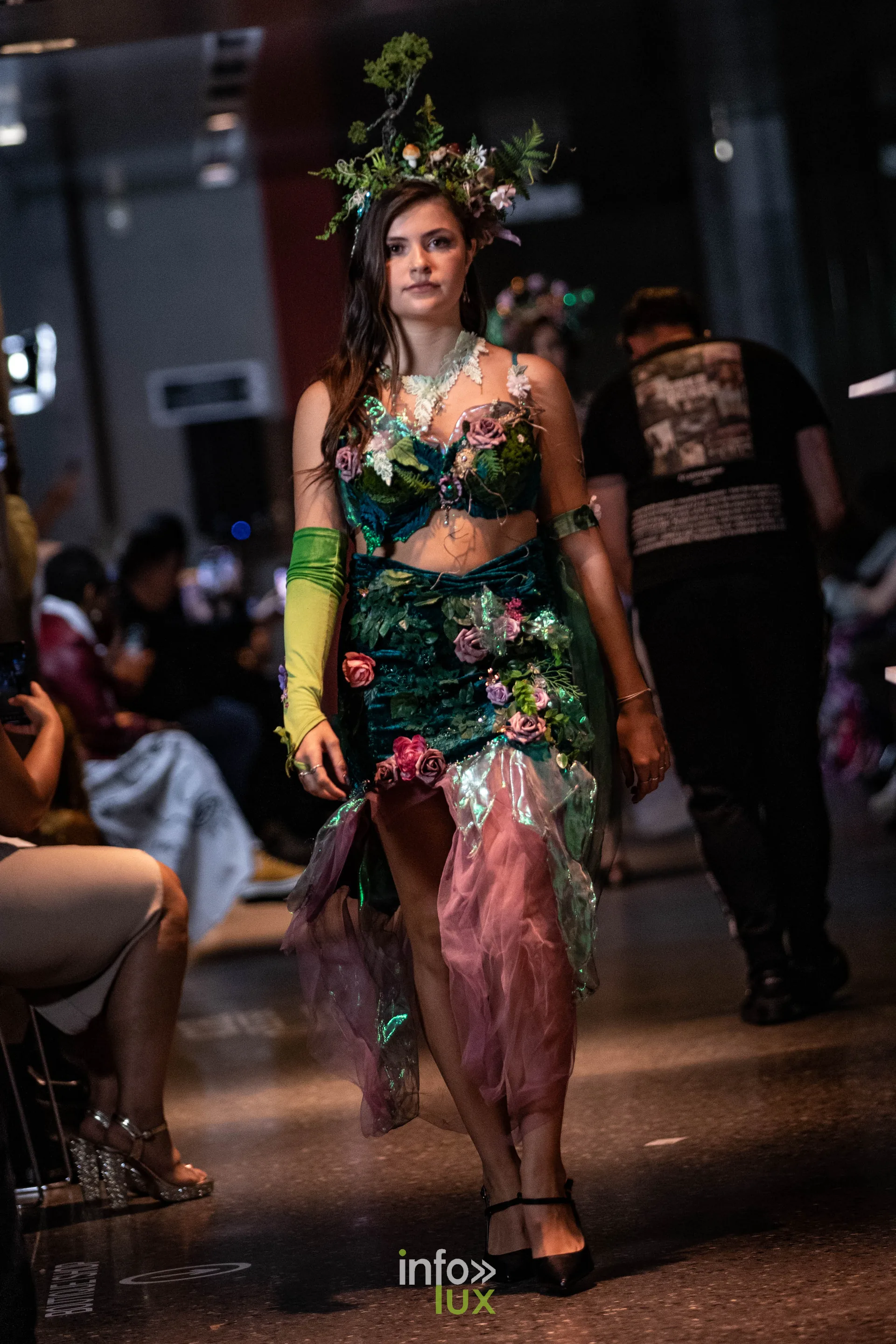 Liège Fashion Week 2026 au Musée Grand Curtius à Liège : mannequin en tenue végétale verte et rose, coiffe de feuillages