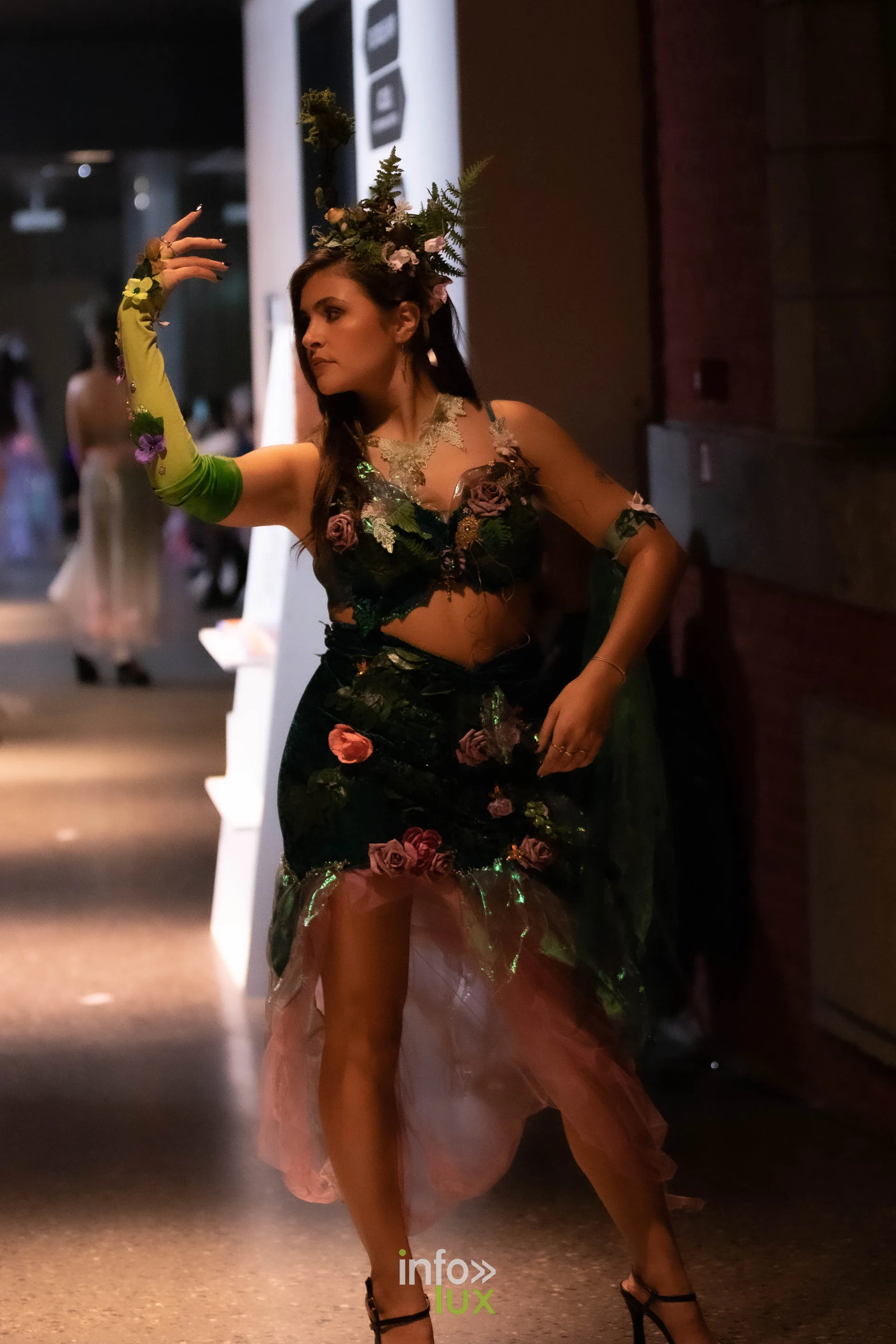 Liège Fashion Week 2026 au Musée Grand Curtius à Liège : mannequin en tenue végétale verte et rose, bras levé