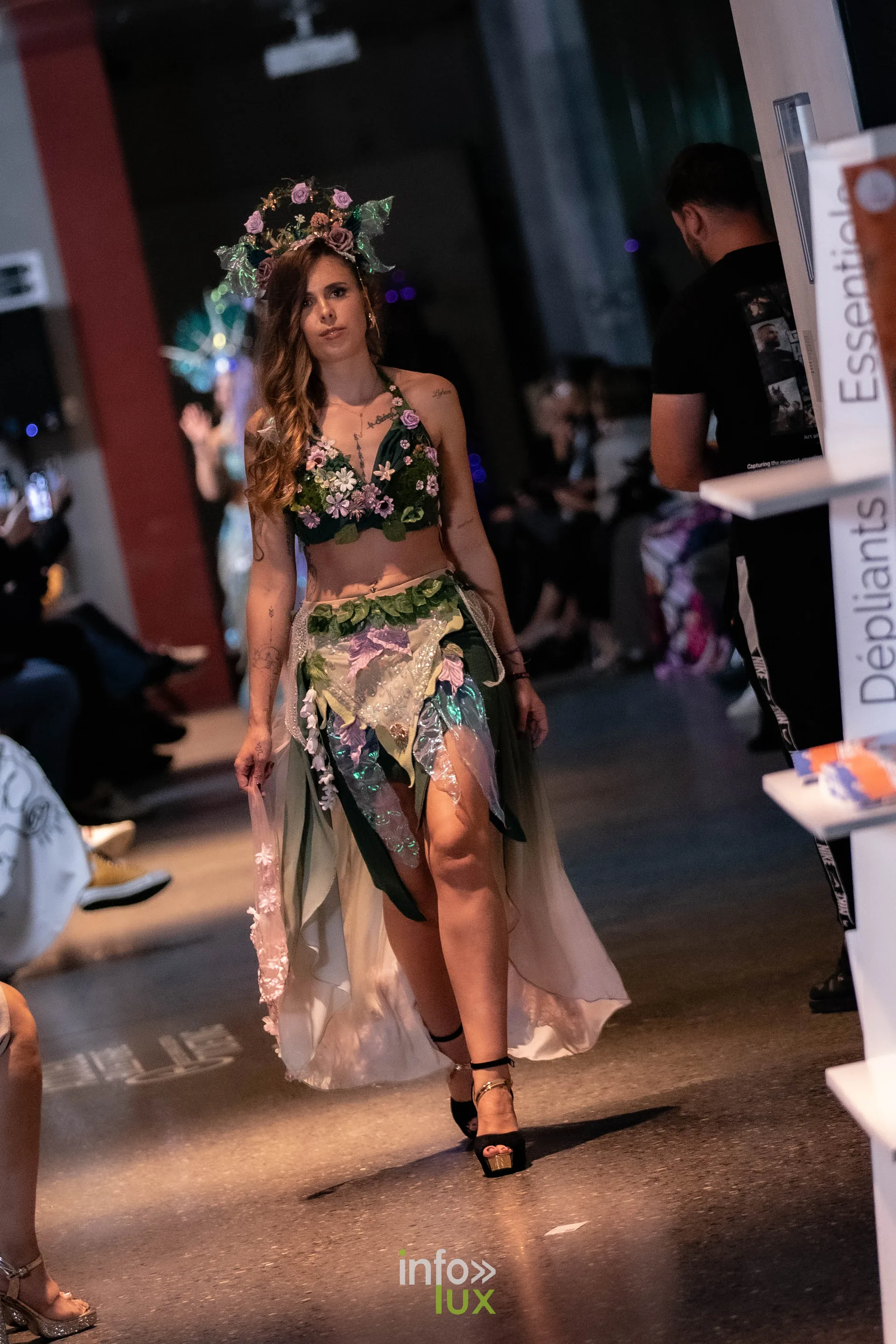 Liège Fashion Week 2026 au Musée Grand Curtius à Liège : mannequin en tenue fleurie verte et rose et couronne de fleurs