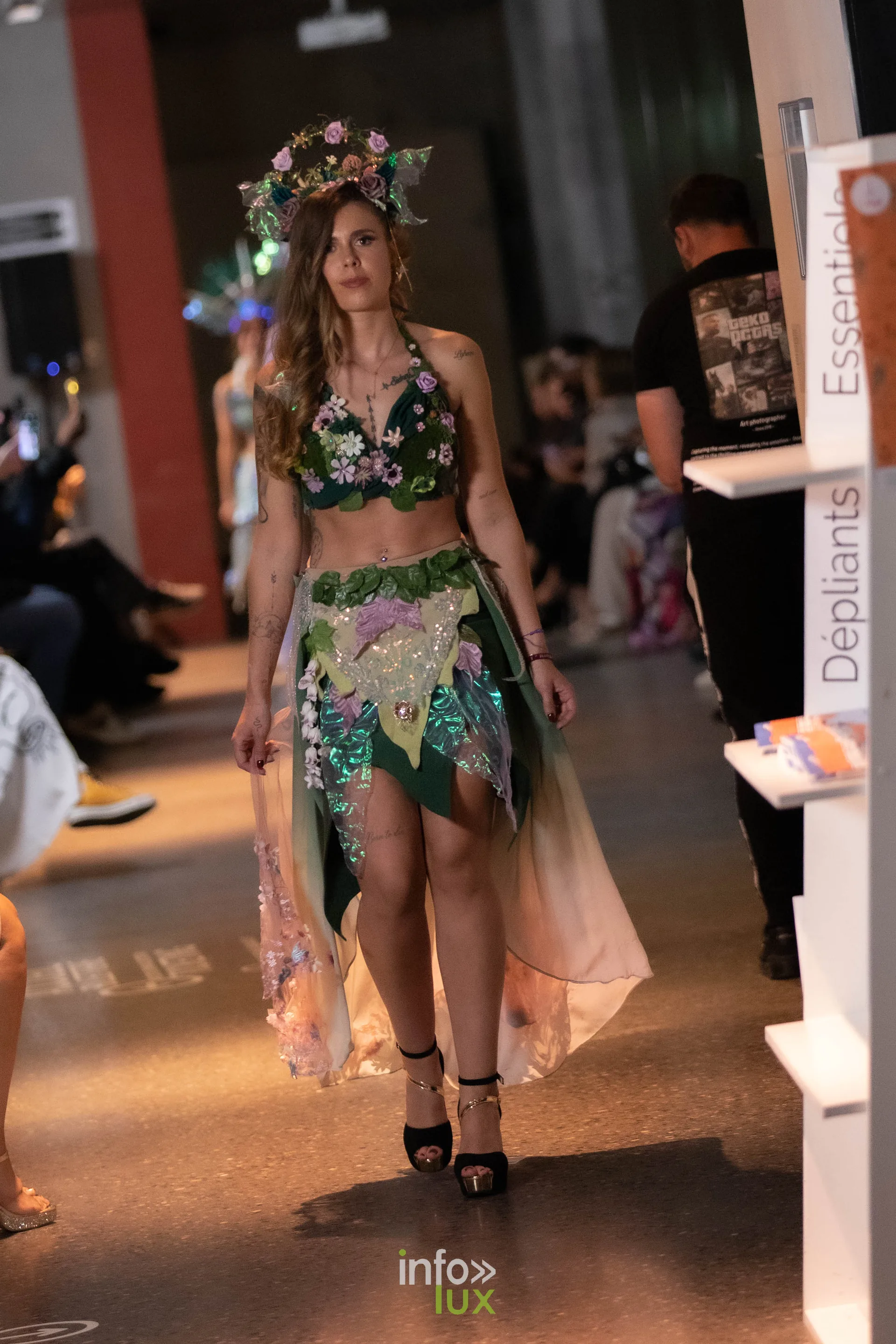 Liège Fashion Week 2026 au Musée Grand Curtius à Liège : mannequin en tenue fleurie verte, couronne de fleurs