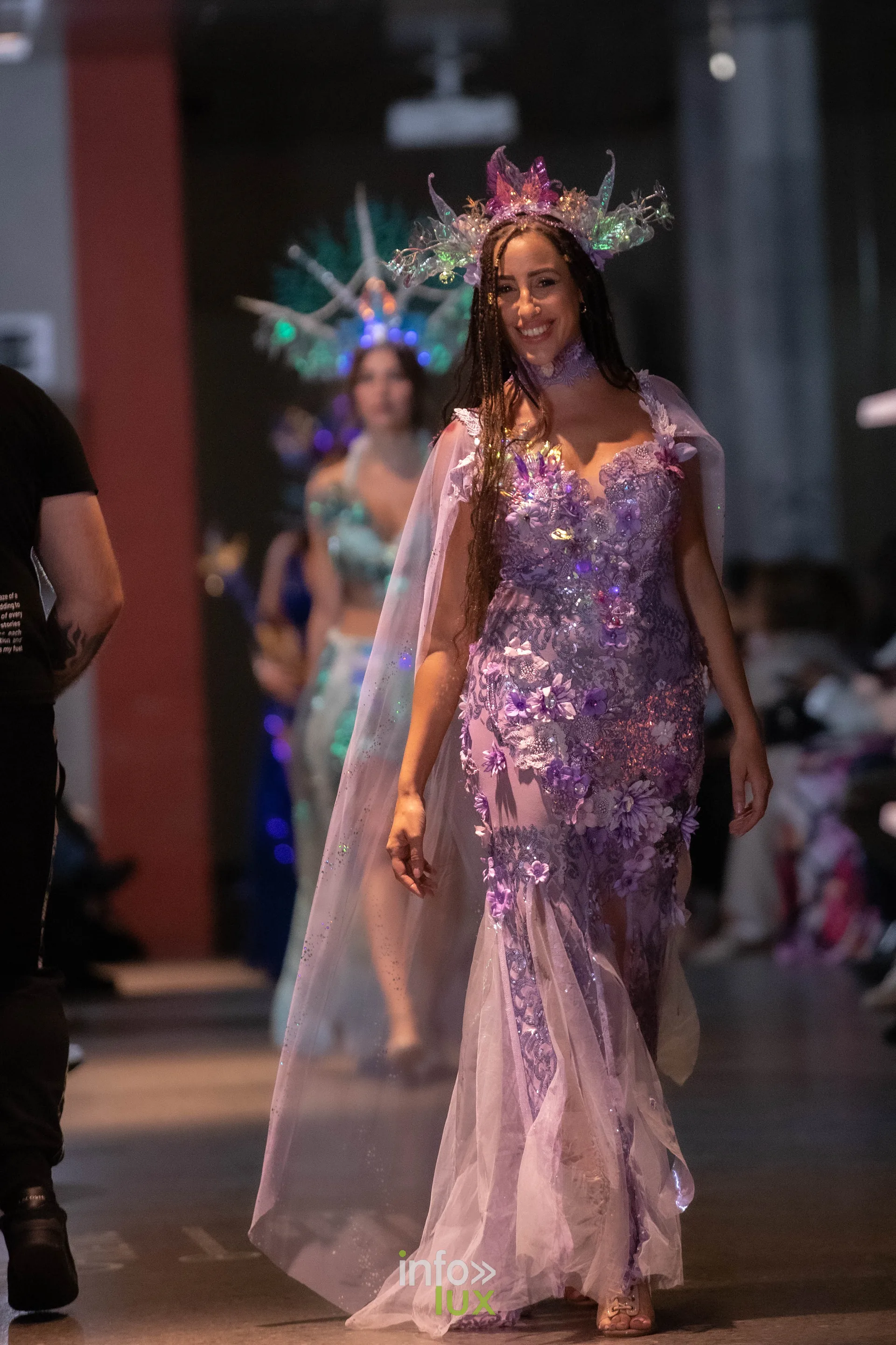 Liège Fashion Week 2026 au Musée Grand Curtius à Liège : mannequin en robe mauve pailletée, voile et coiffe