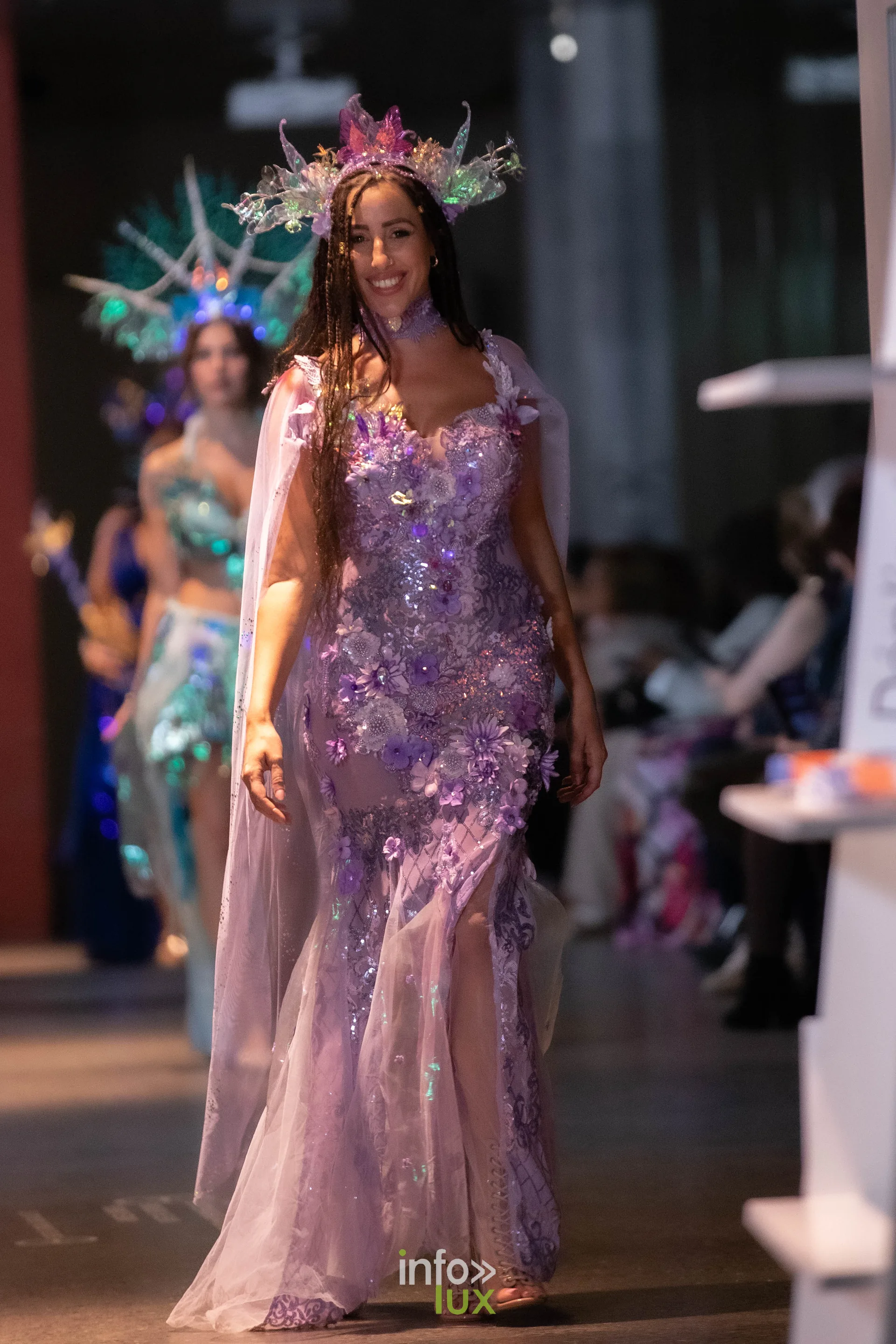 Liège Fashion Week 2026 au Musée Grand Curtius à Liège : mannequin en robe mauve pailletée et voile sur le podium