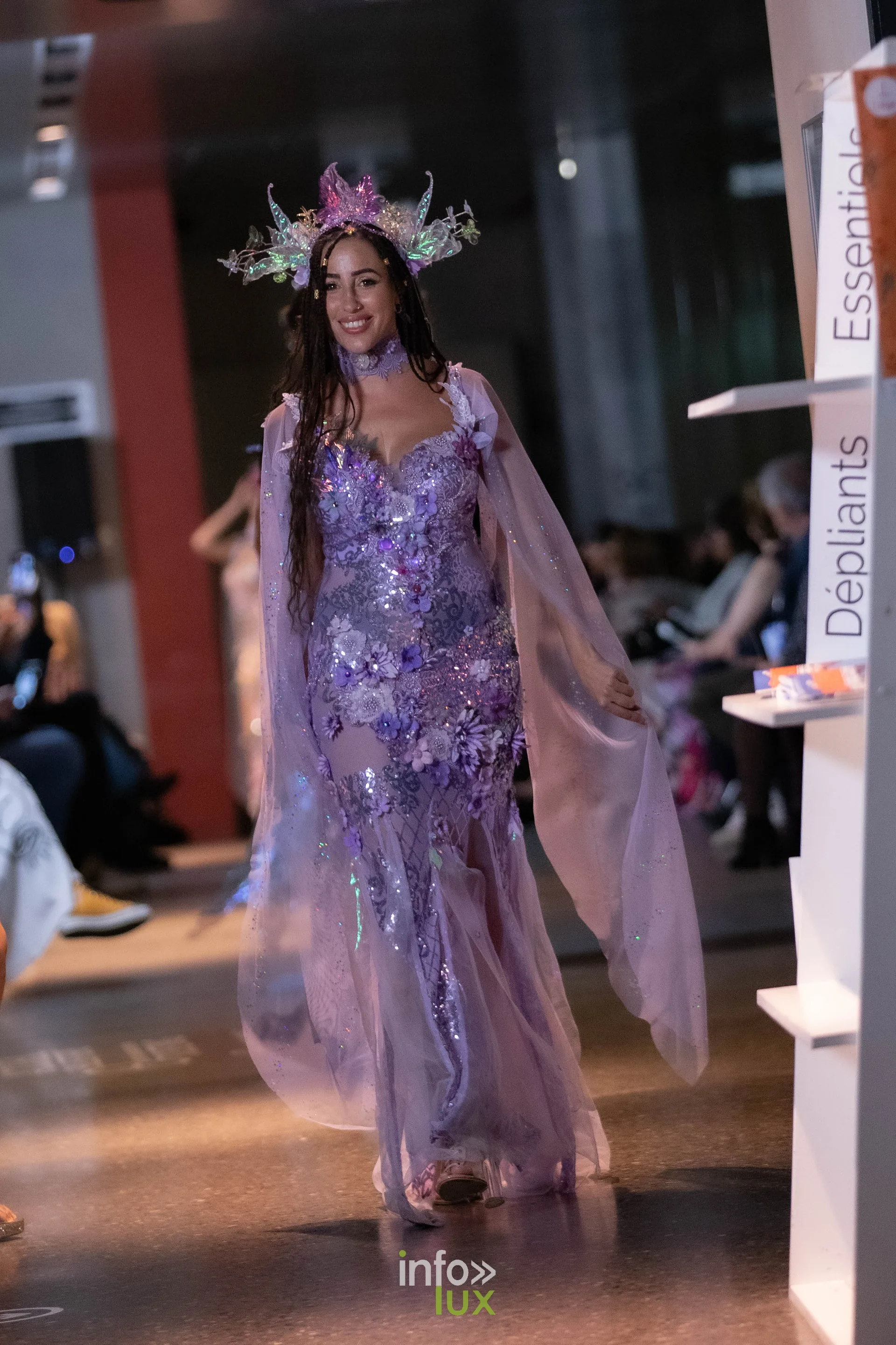 Liège Fashion Week 2026 au Musée Grand Curtius à Liège : mannequin en robe mauve pailletée, en pied