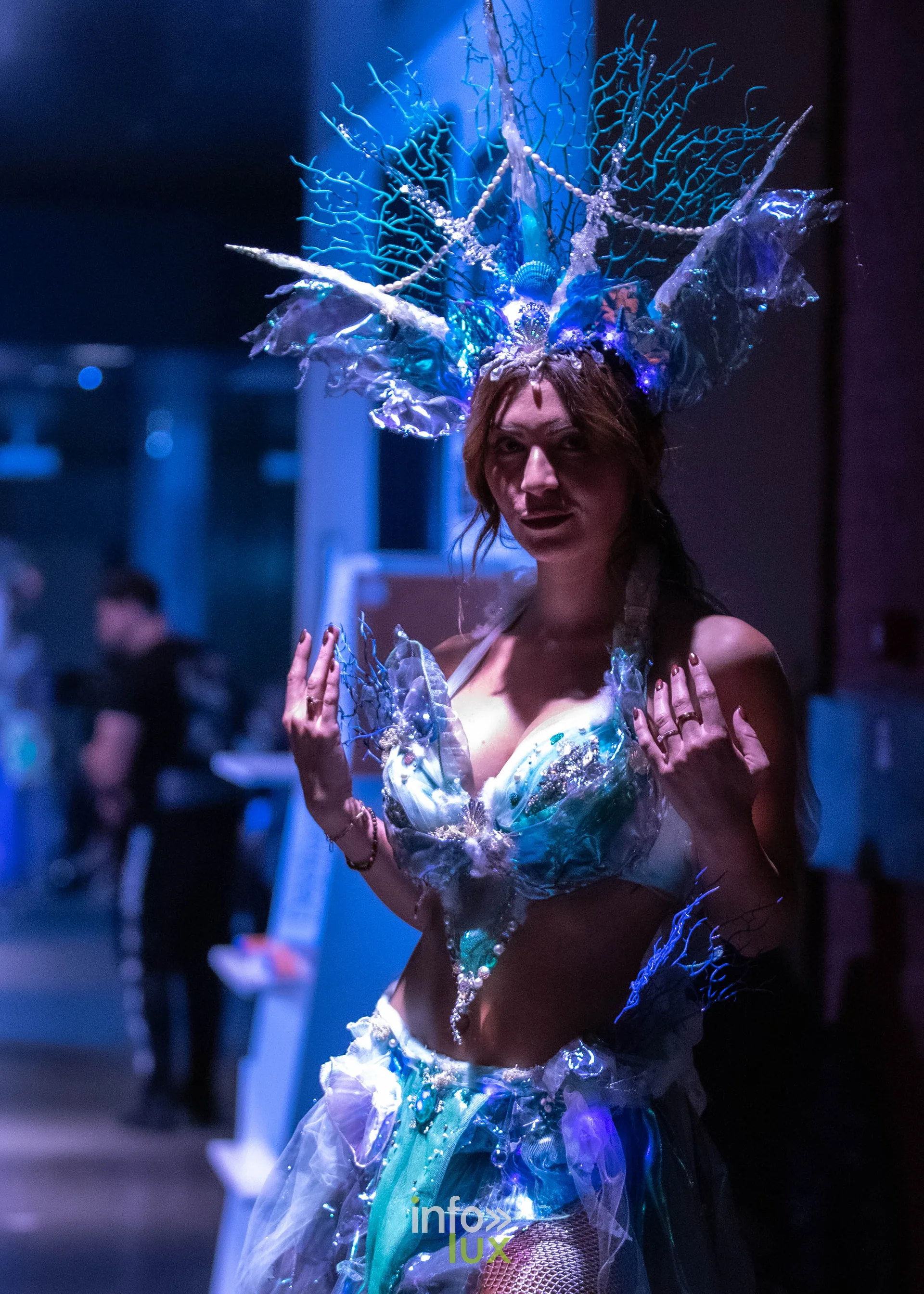 Liège Fashion Week 2026 au Musée Grand Curtius à Liège : mannequin en coiffe illuminée et bustier bleu